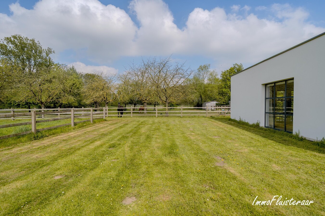 Exclusieve villa met professionele hippische accommodatie op ca. 14,5 ha (mogelijkheid tot aankoop extra gronden) te Astene (Deinze) 