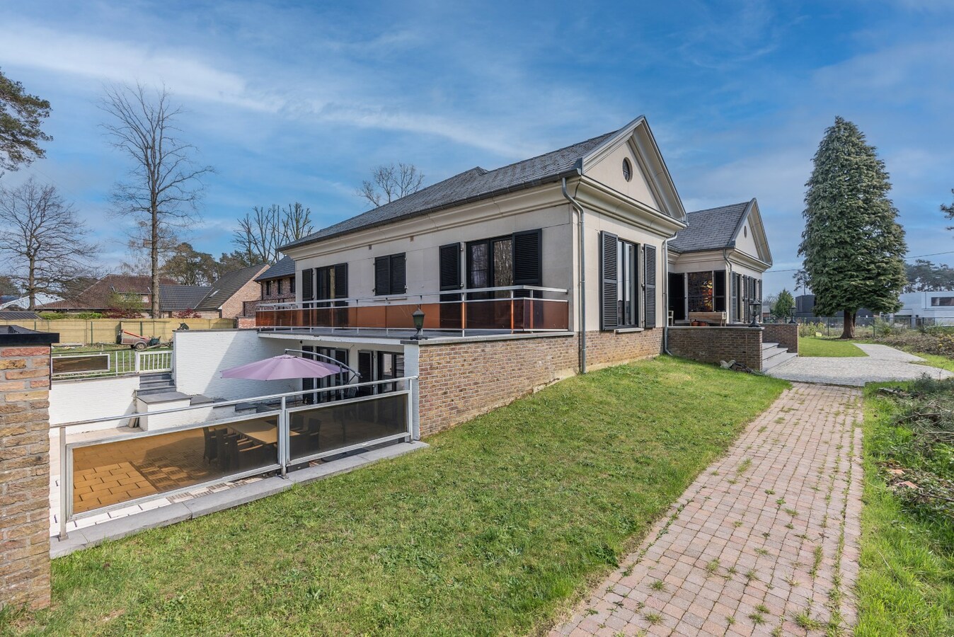 Zeer ruime woning op een perceel van circa 20 are 