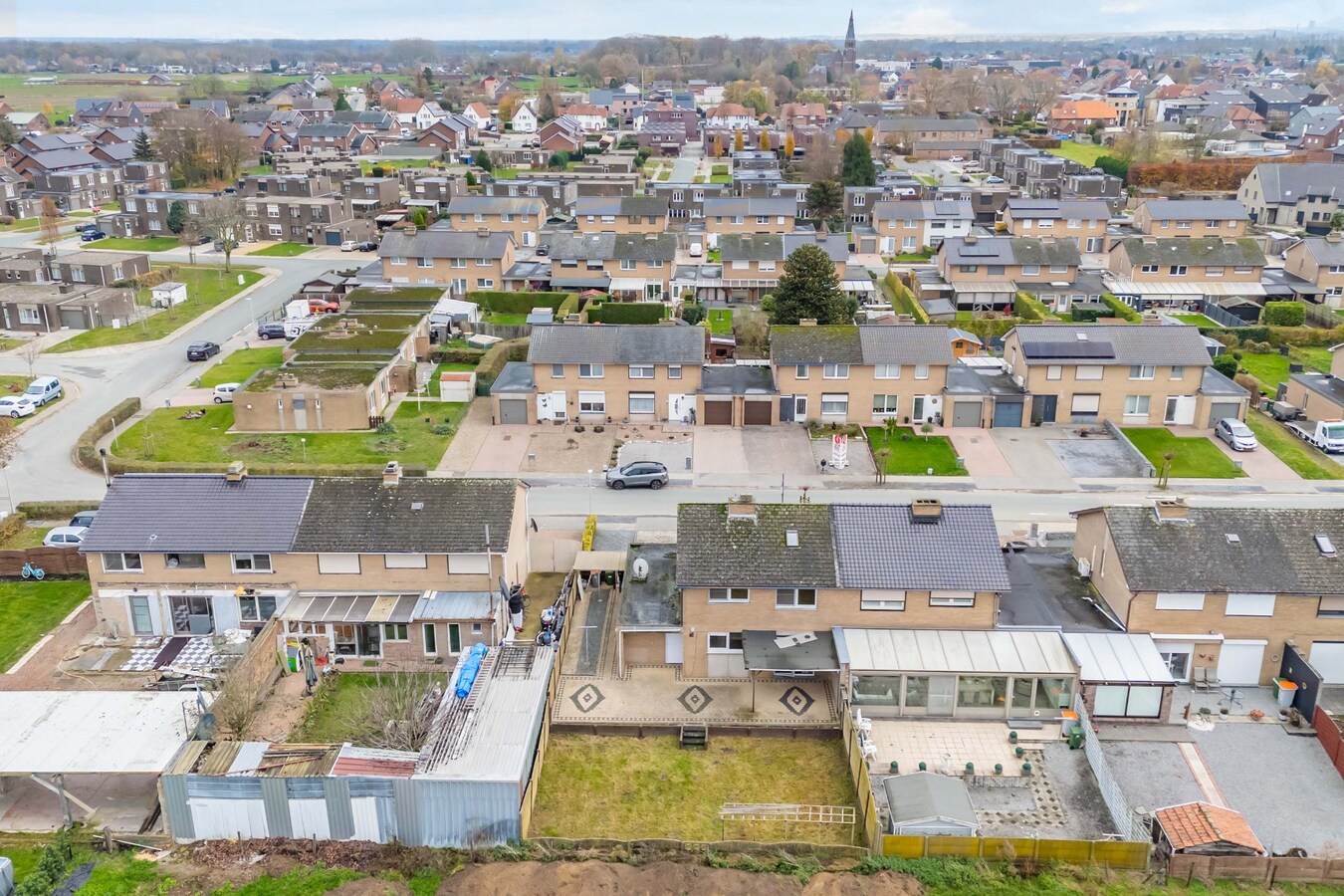 Woning met 3 (4) kamers, terras, tuintje, garage. 