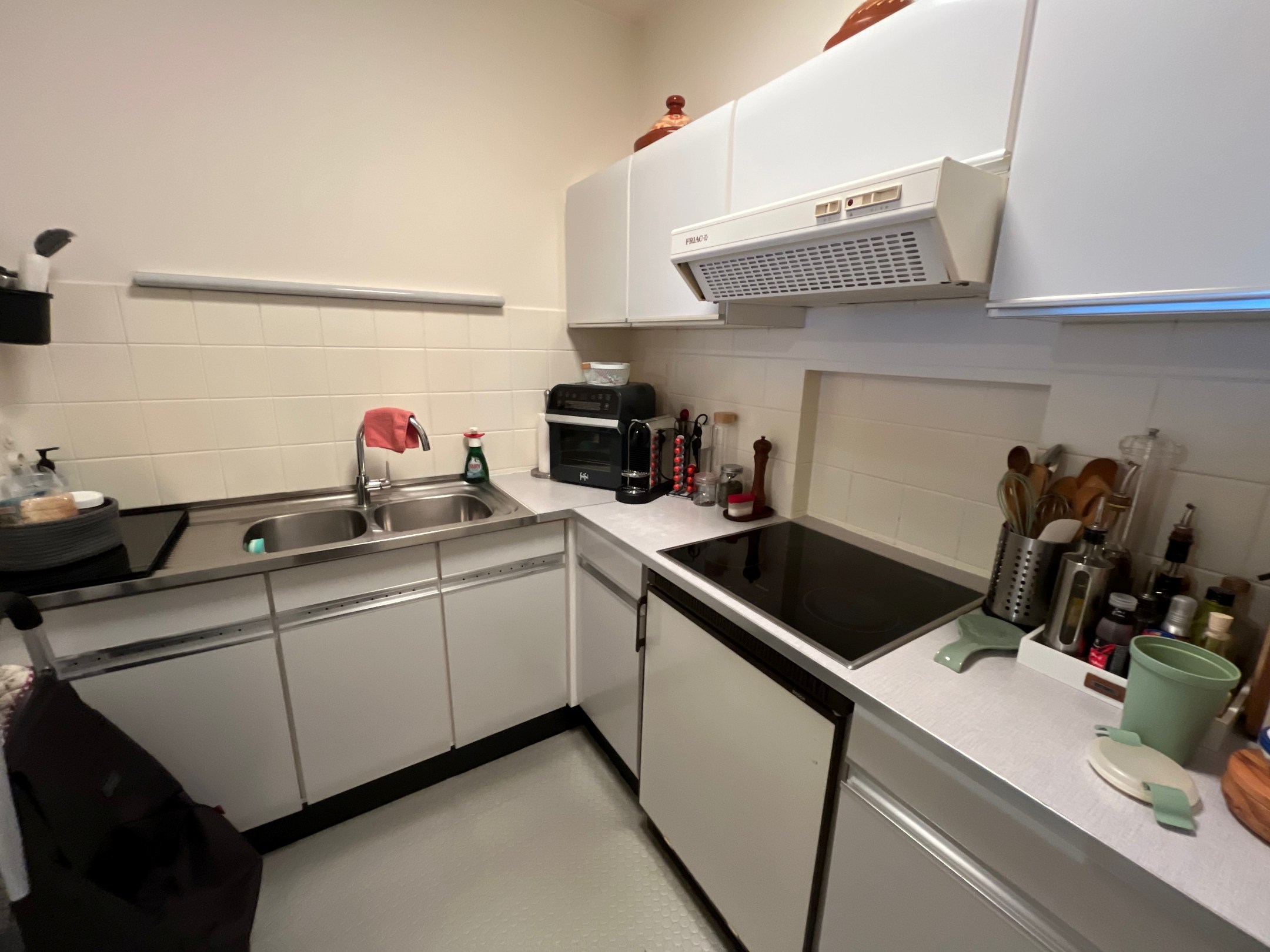 GEMEUBELD - Instapklare studio met frontaal zeezicht centraal gelegen tussen het Van Bunnenplein &amp; Albertplein. 