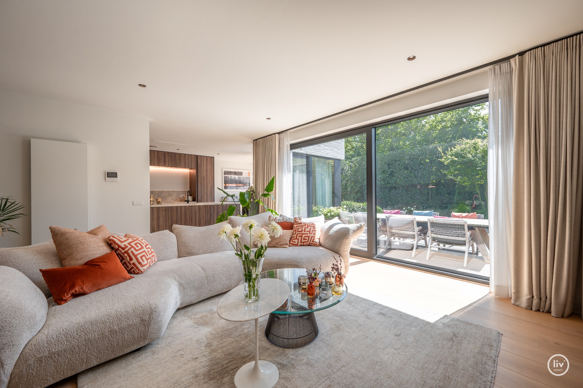 Magnifique villa jumelée très récente avec beaucoup de lumière, idéalement située en bordure du Zoute. 