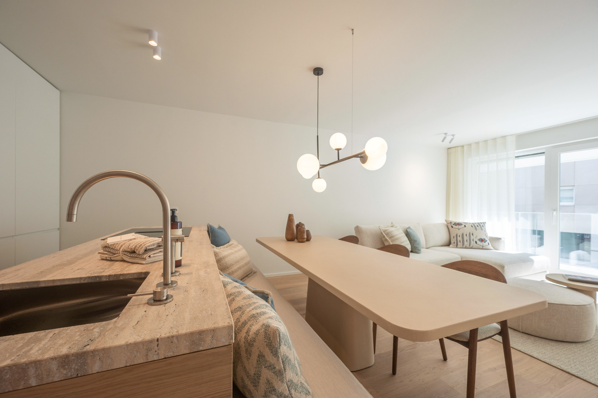 Appartement rénové de haut standing situé du côté ouest avec vue latérale sur la mer. 