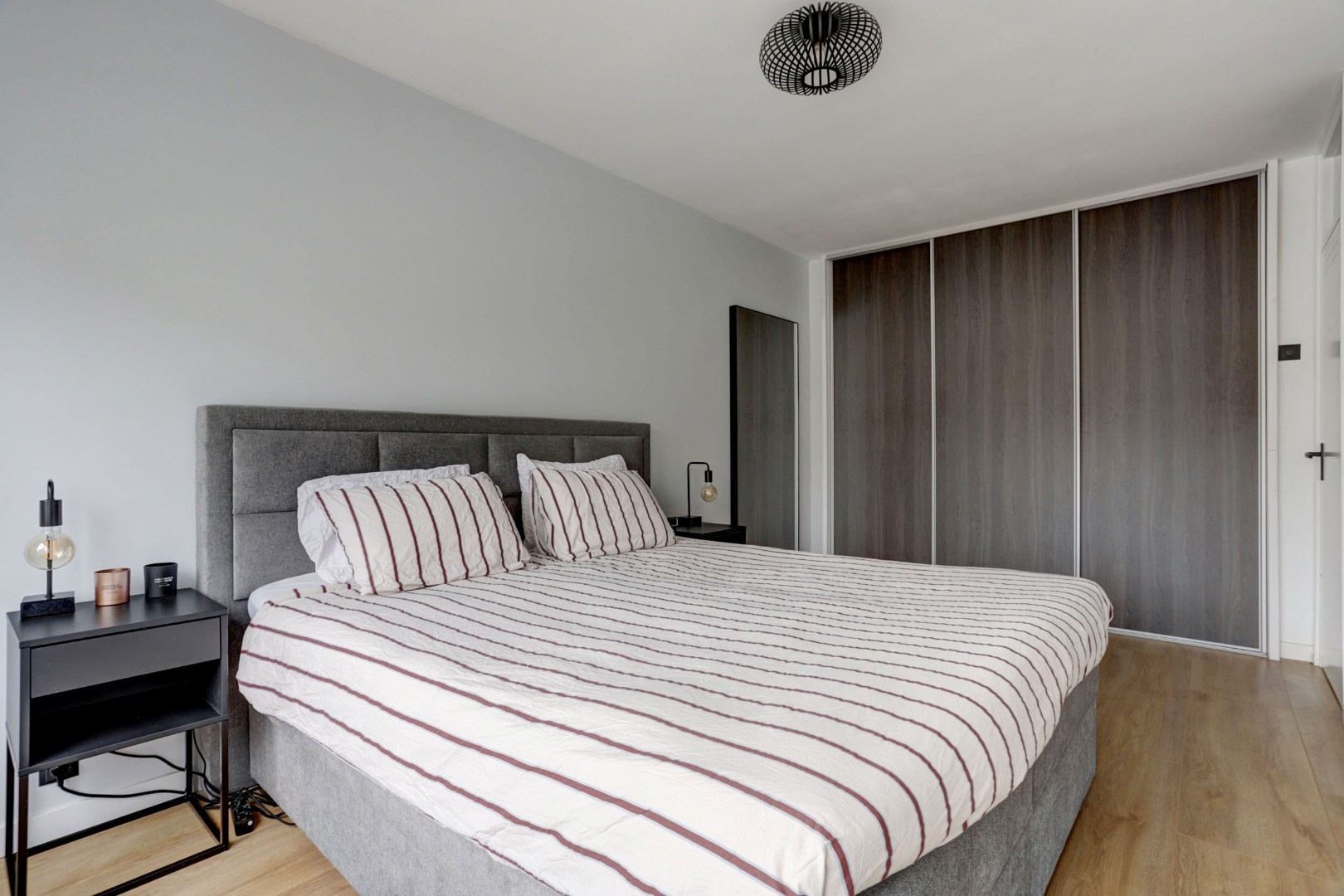 Zonder klussen te betrekken, instapklaar 3-(voorheen 4) kamer appartement met moderne keuken en badkamer, 2 balkons, berging in de onderbouw en gelegen op eigen grond! 