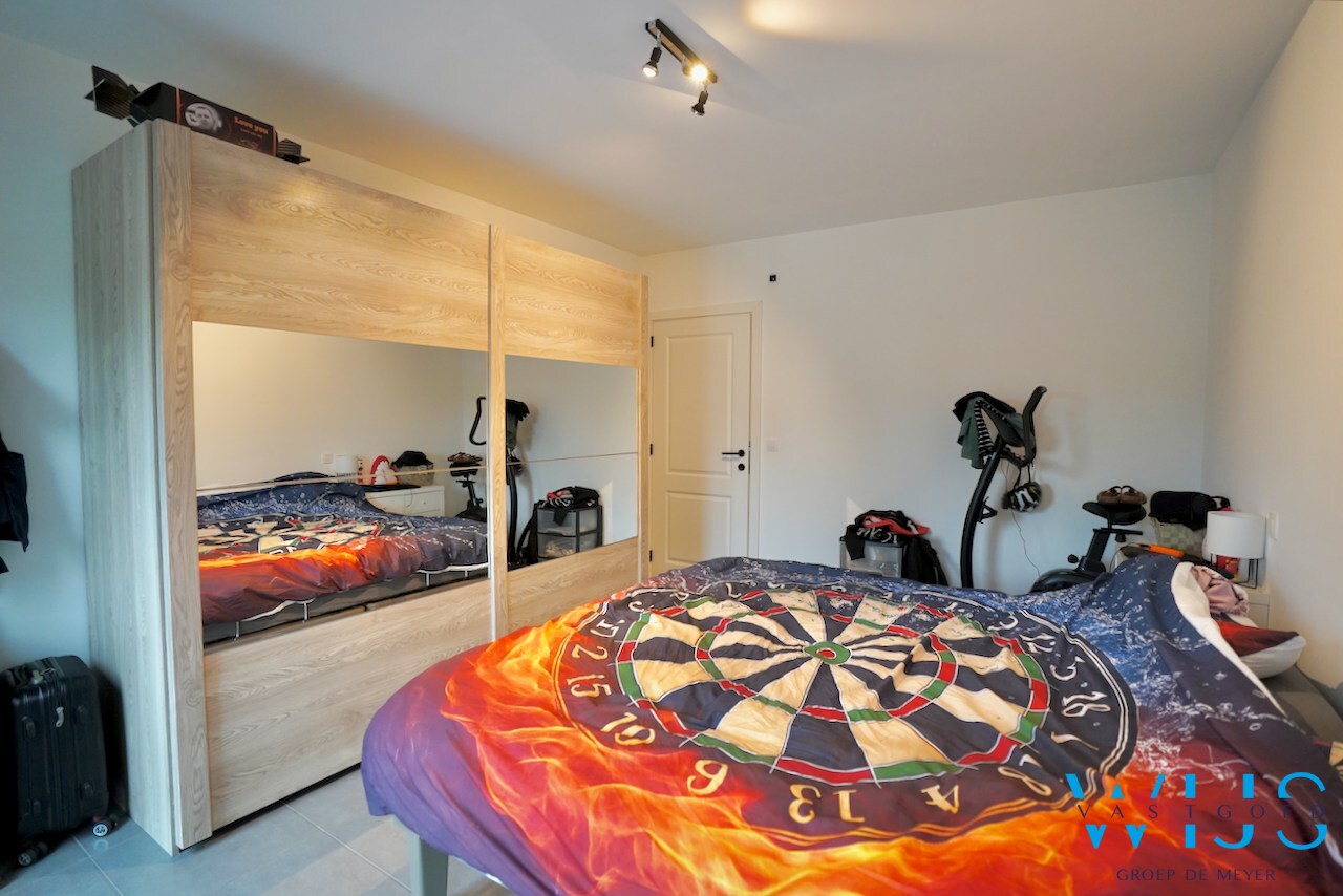 Prachtig appartement MET GARAGE in het rustige landelijke OOSTEEKLO ! 