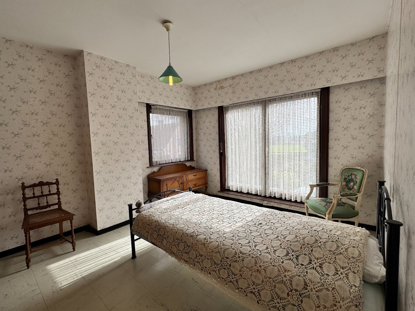 Woning met veel potentieel, 4 slaapkamers en garage te Zulte. 