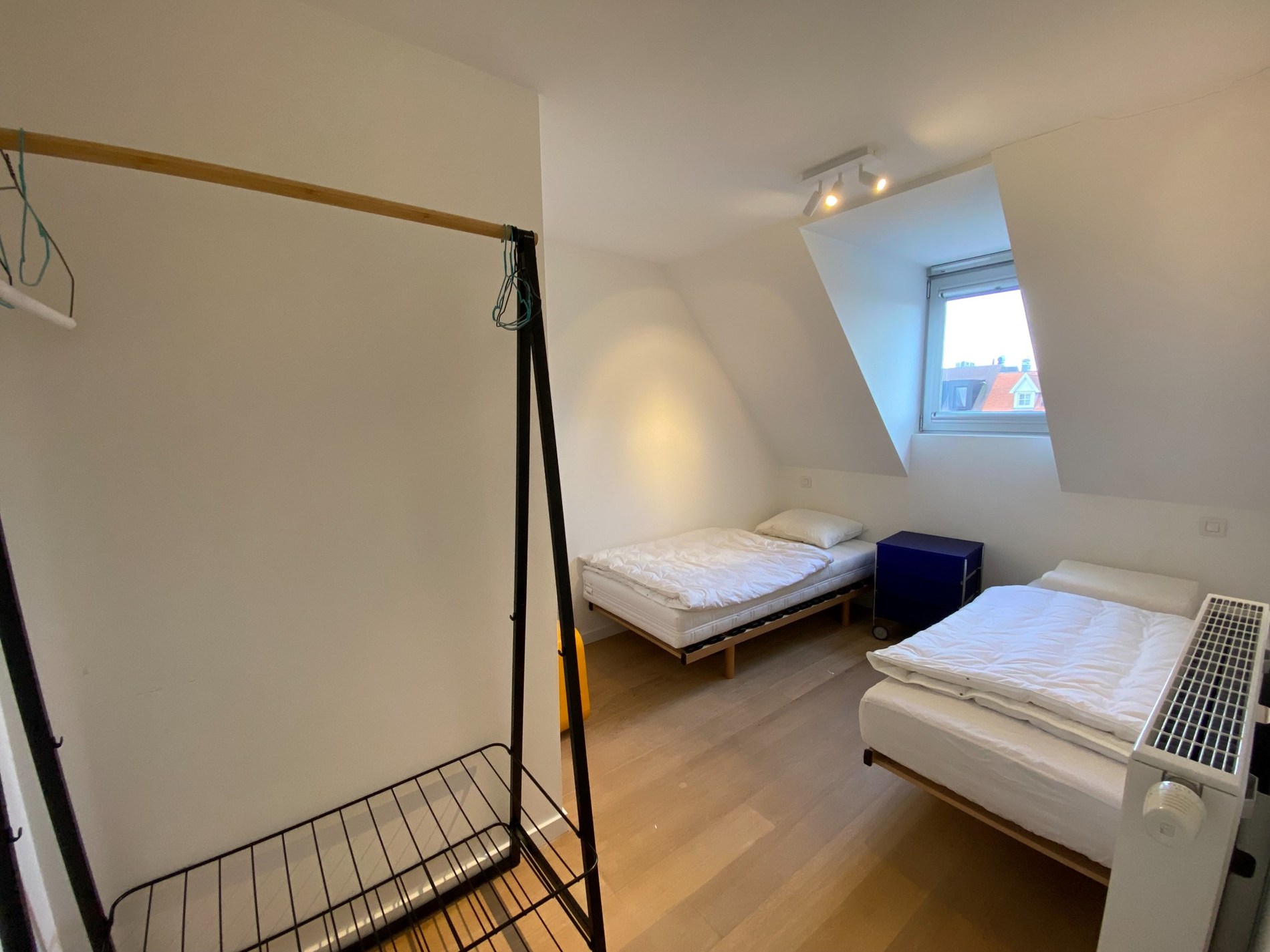 Appartement en duplex avec 3 chambres à coucher complètes et deux grandes terrasses ensoleillées offrant une vue dégagée, situé du côté ensoleillé de l'avenue Lippens. 