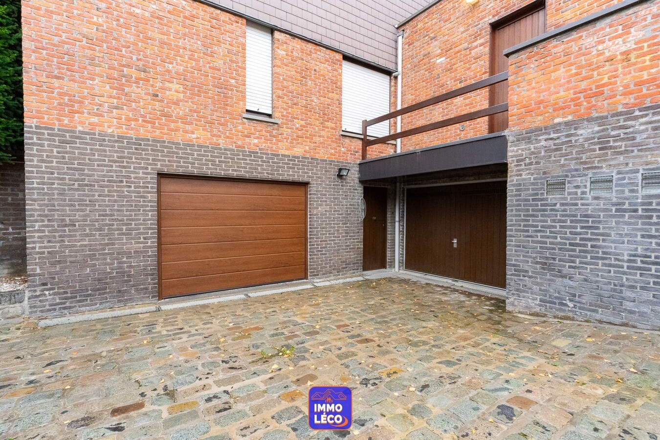 Villa d'architecte érigée sur 712m² avec jardin, double garage, parking privatif, dans un clos prisé ! 