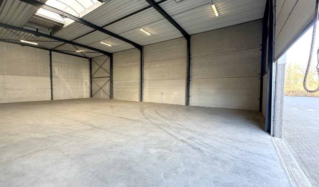 Magazijnen te huur langs kanaal in Sint-Lenaarts