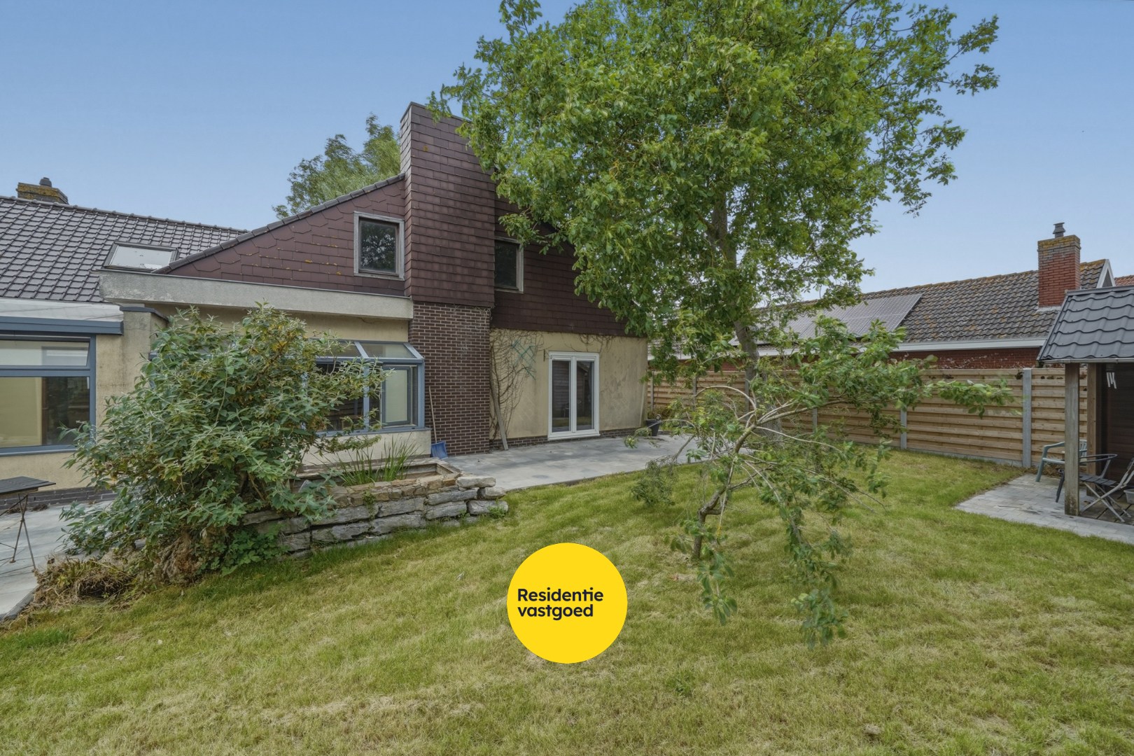 Vrijstaande bungalow met veel potentieel langs het water in hartje Oudenburg 