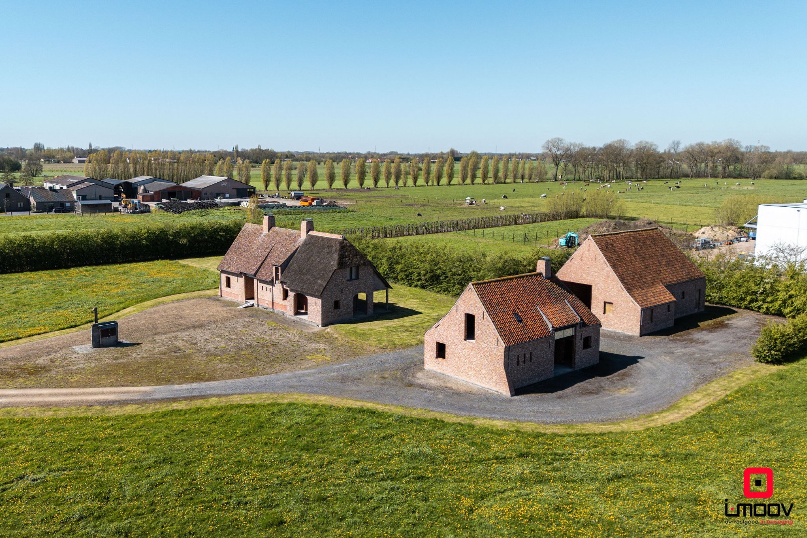 Landelijk gelegen ruwbouwhoeve met bijgebouwen op uitzonderlijk perceel van ca. 9.331 m² 