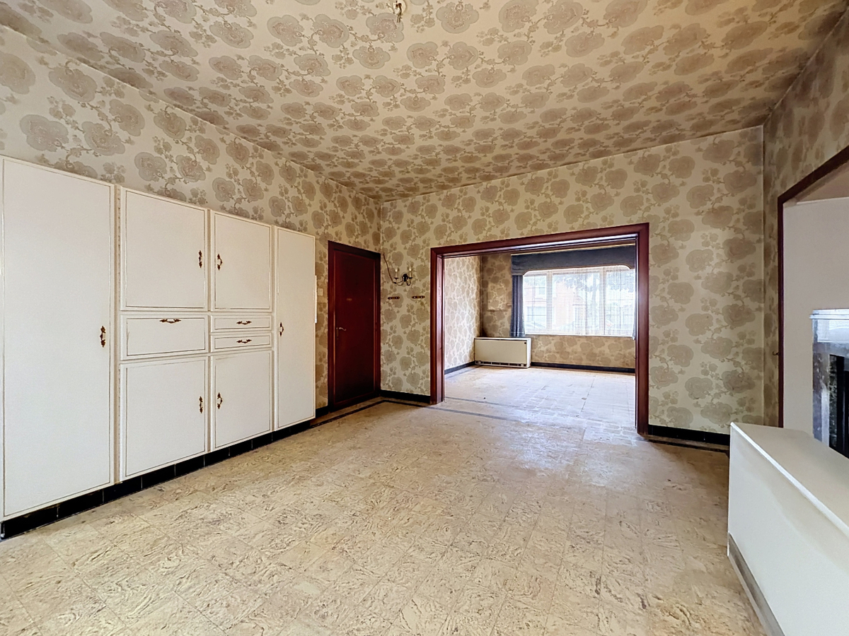 Ruime, te renoveren woning met garage en tuin te Bevegem 
