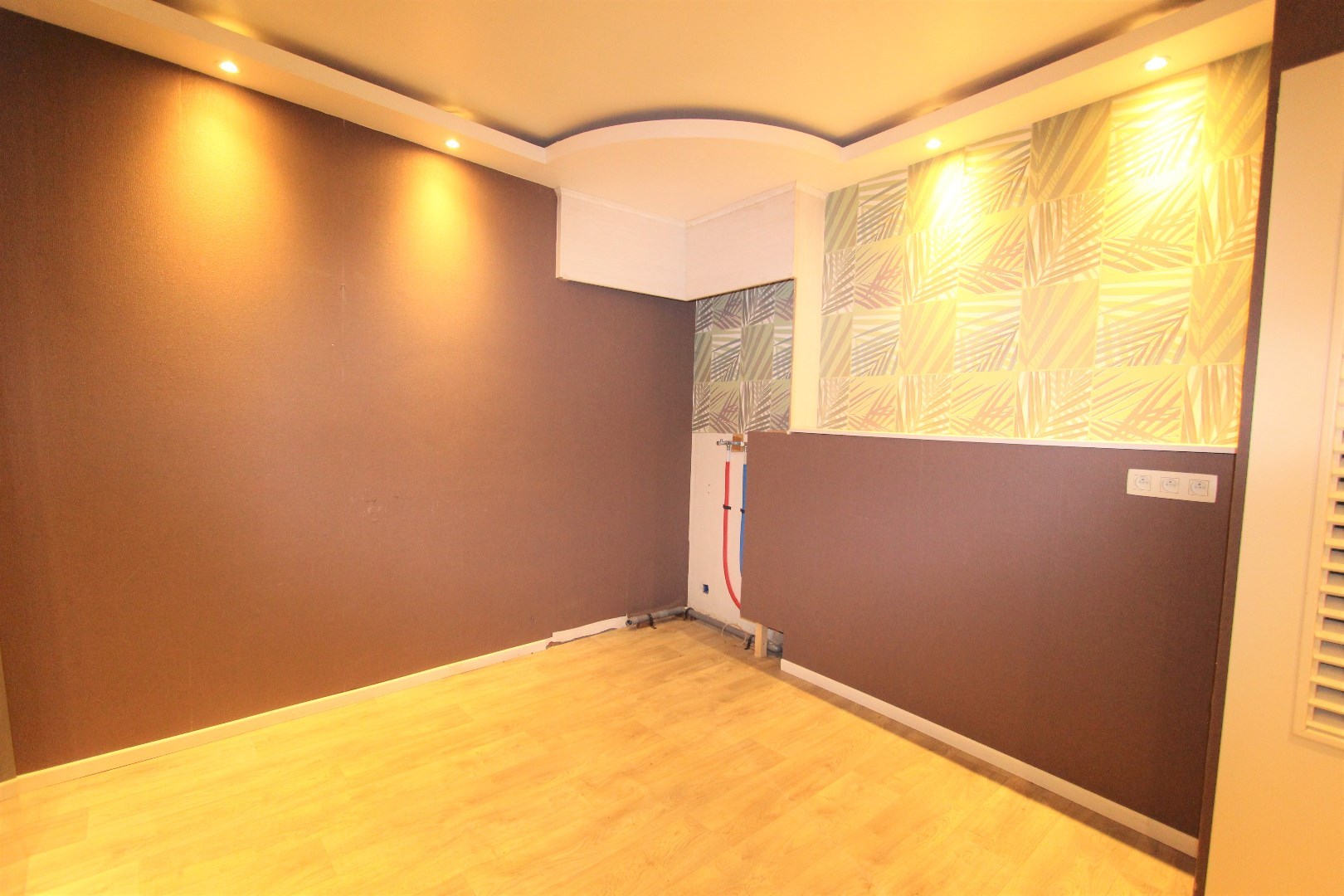 PRACHTIG GELEGEN MODERNE HANDELSWONING 