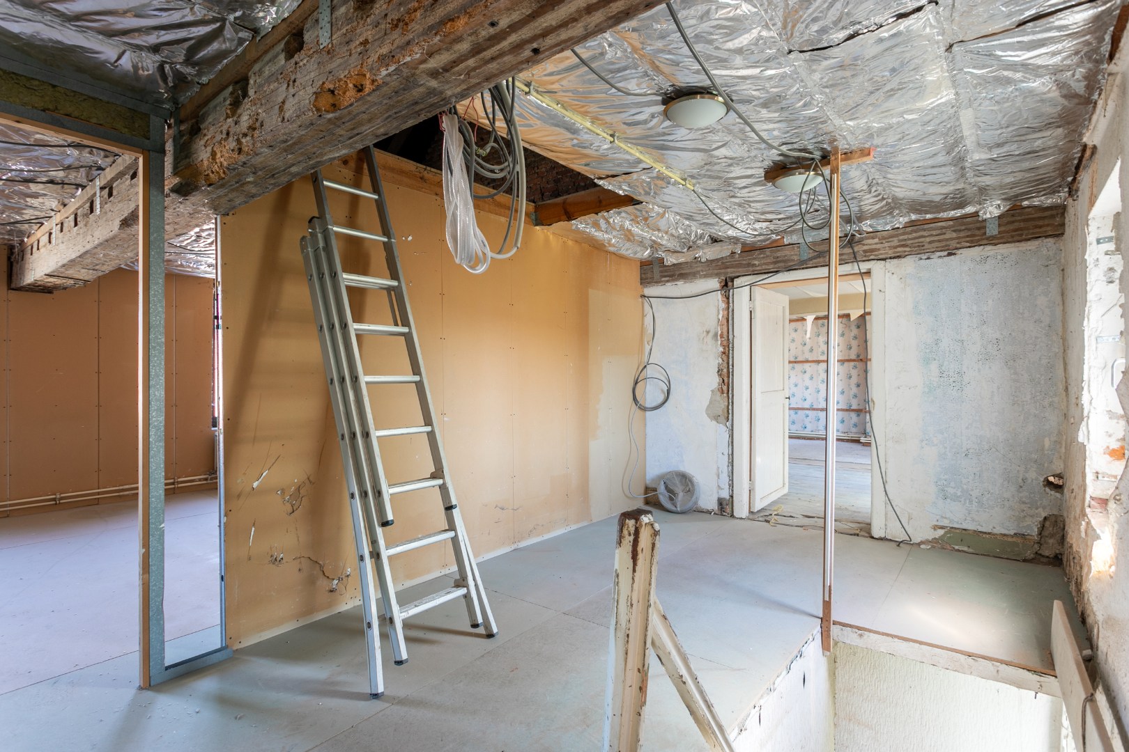 Te renoveren eigendom (317 m²) met veel potentieel, ruime tuin (6a 42ca) en dubbele achterliggende carport met toegang tot de achterliggende straat in Kester 
