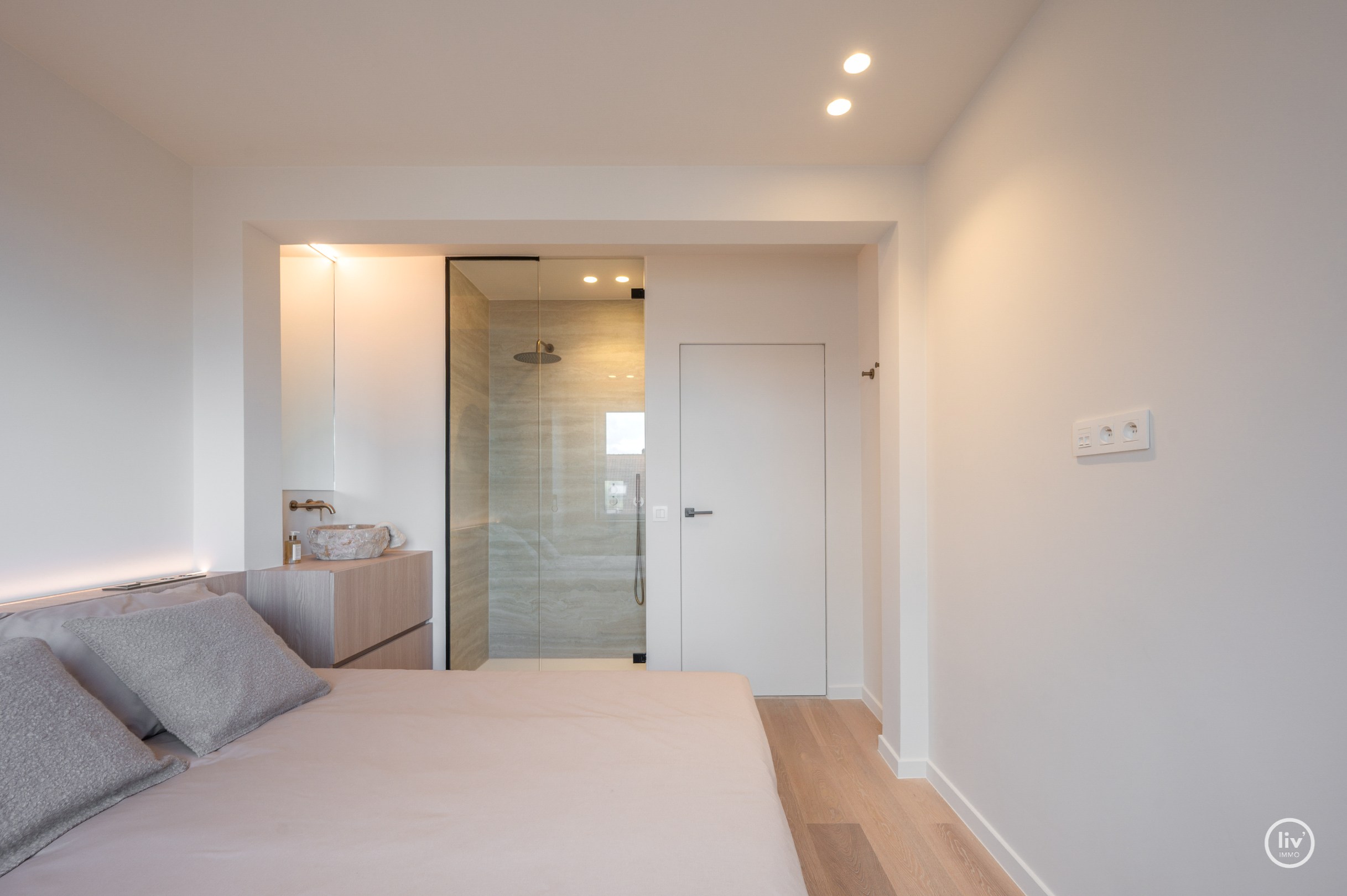 Luxueus volledig gerenoveerd 3 slaapkamer appartement te Lippenslaan gelegen op wandelafstand van het Albertstrand. 