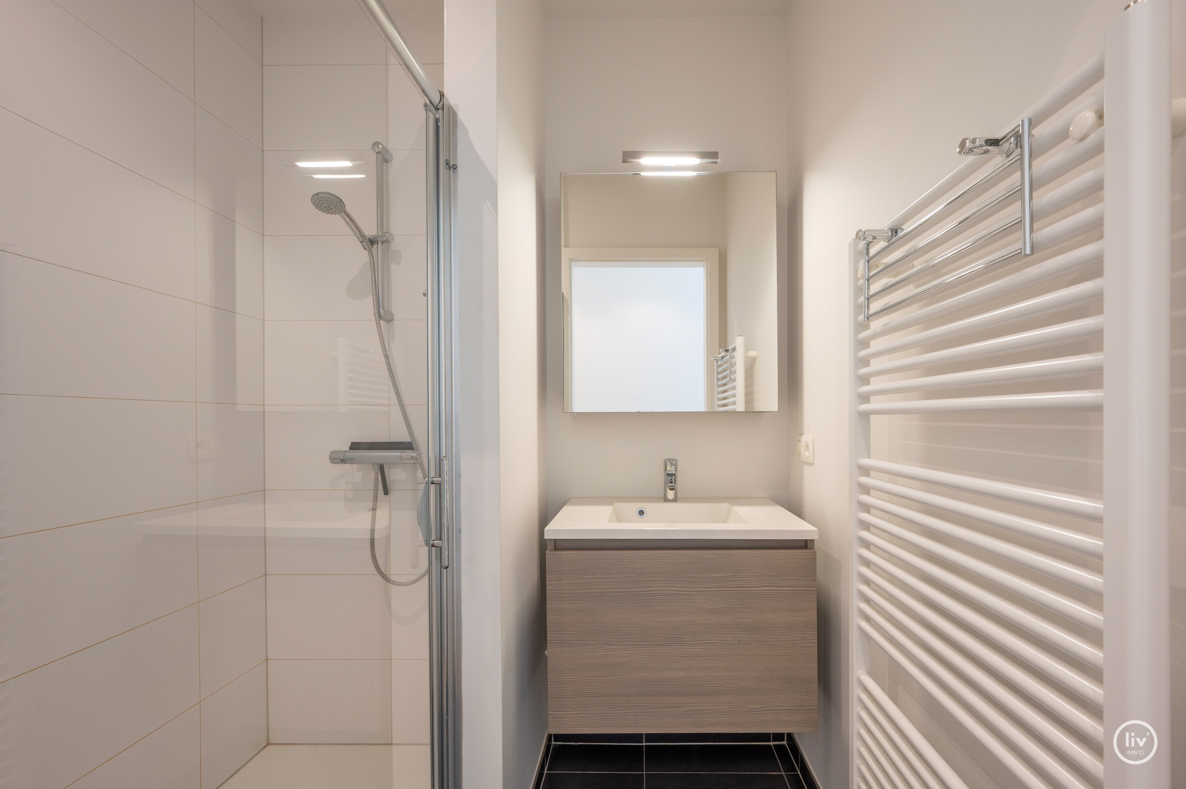 Magnifique, spacieux et récent (2015) appartement avec 3 chambres à coucher complètes et une terrasse ensoleillée, bien situé sur l'avenue Léopold à Knokke. 