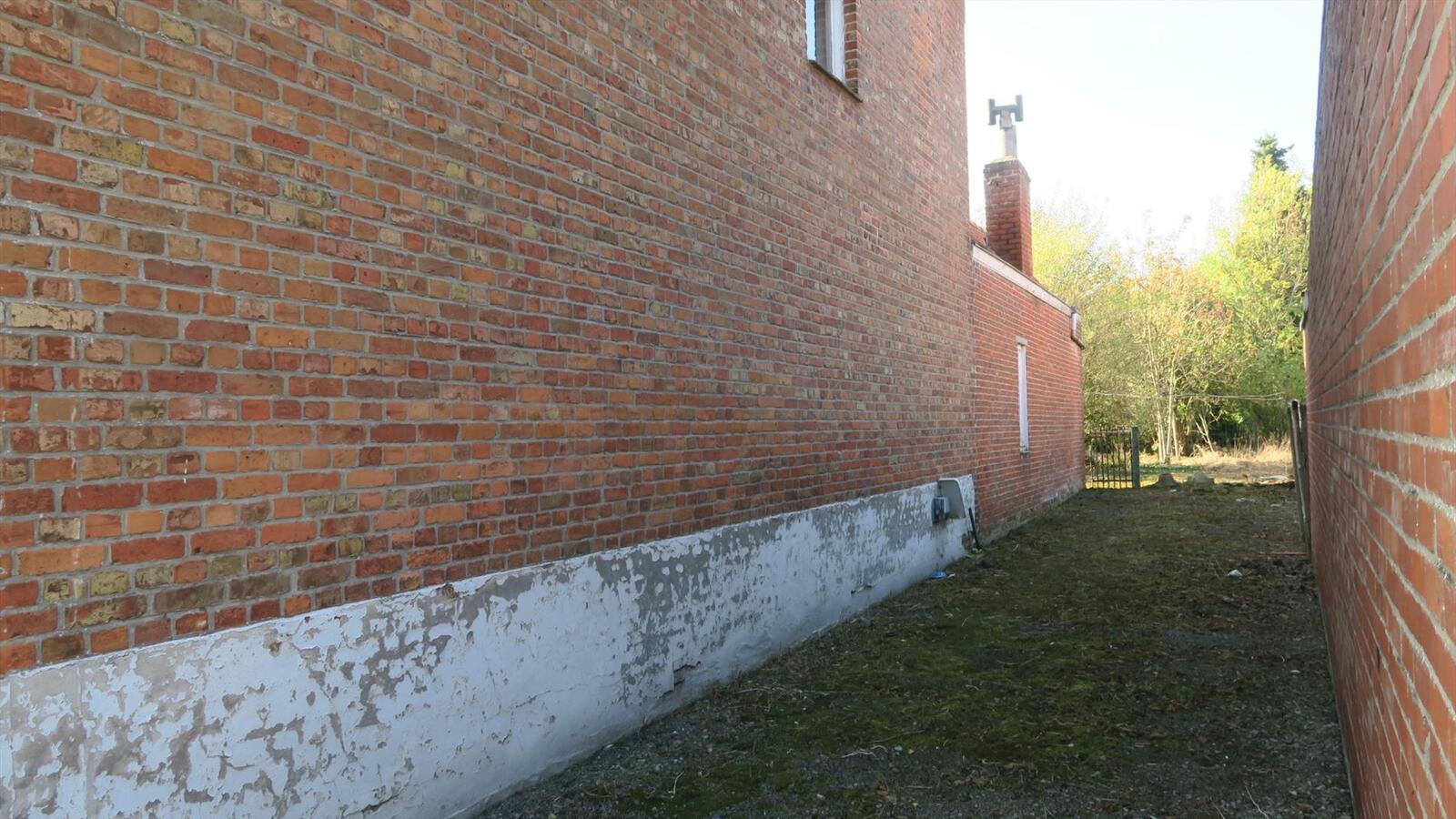 Te renoveren woning met karaktergevel op ruim perceel van 875m² 