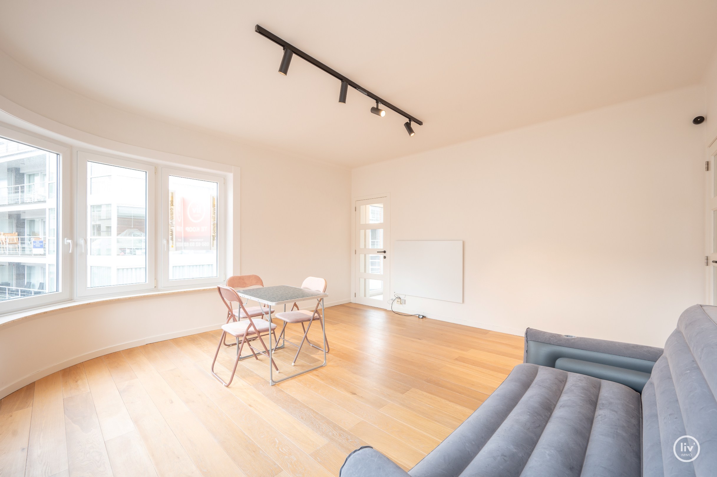 L'appartement d'angle est idéalement situé sur la Zoutelaan à Knokke, à proximité des magasins, de la plage et de toutes les commodités. 