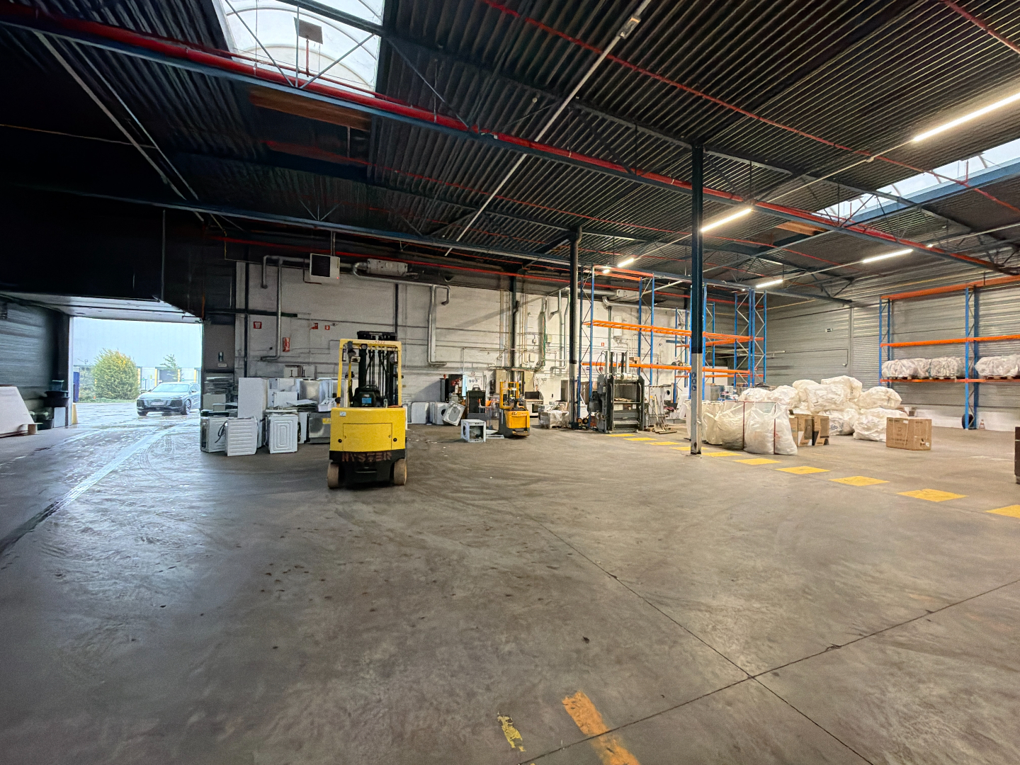 Logistieke loods met kantoor te huur in Bornem