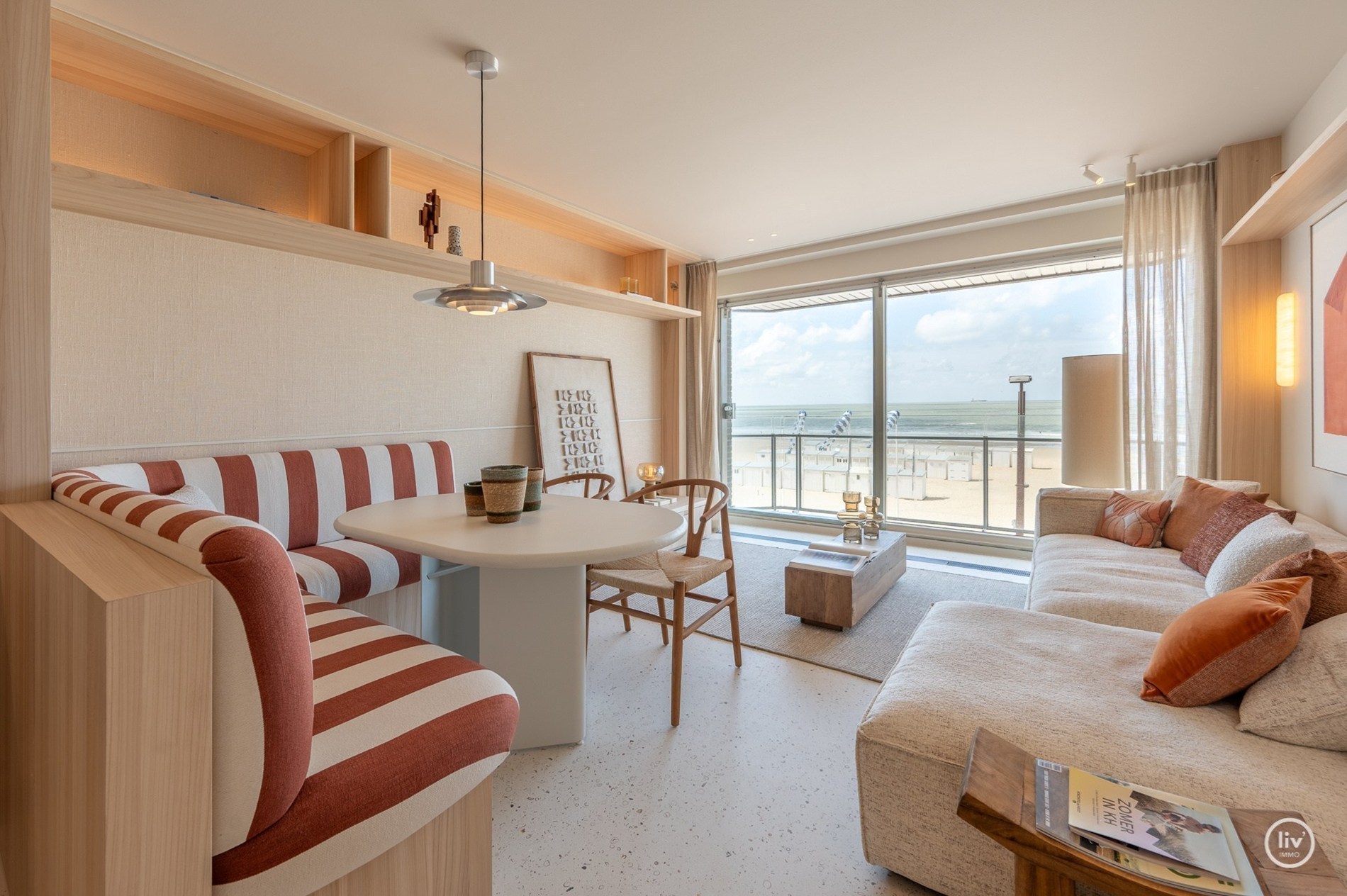 Luxueus gerenoveerd appartement met frontaal zeezicht gelegen tussen het Albertplein en de wandeldijk. 