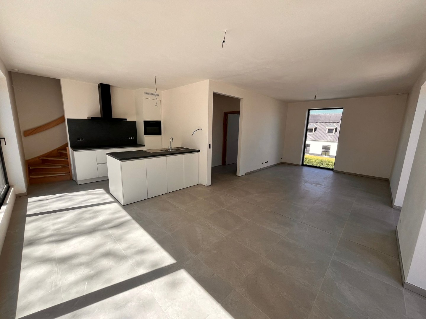 Afgewerkte woning met 3 slaapkamers &amp; ruim zonnig terras + autostaanplaats en berging 