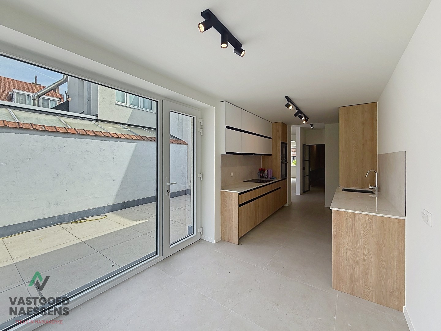 VOLLEDIG GERENOVEERDE 5 SLPK WONING – 2 BADKAMERS – ZONNIGE ZW-TUIN 