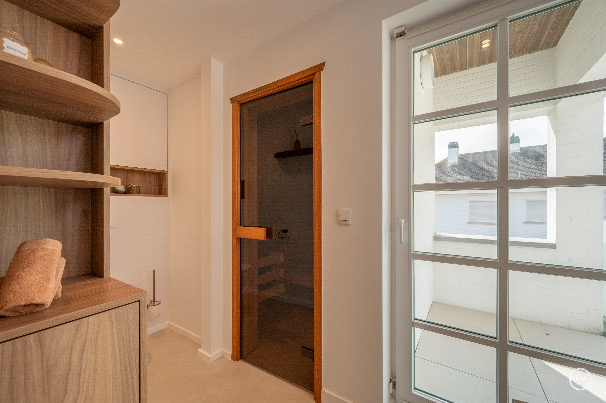 Exclusief gerenoveerde villa op een absolute toplocatie in de Jozef Nellenslaan te Knokke. 
