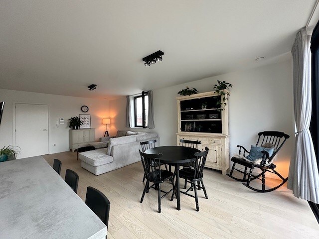 Hoogwaardig afgewerkt nieuwbouw gelijkvloers BEN-appartement met 2 slaapkamers, gelegen op het dorpsplein van Tongerlo. 