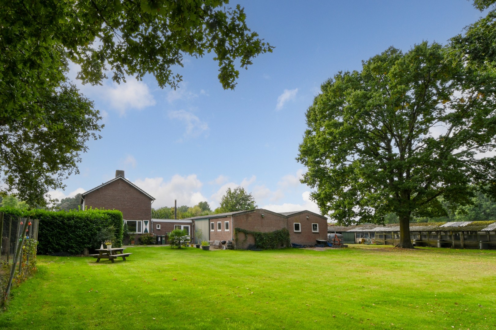 Vrijstaand woonhuis met inpandige garage, stal met 2 paardenboxen, vrijstaande inloopstal en verlichte zandpaddock met longeercirkel op een perceel van ruim 18.500 m2. Ideaal voor paardenliefhebbers. 