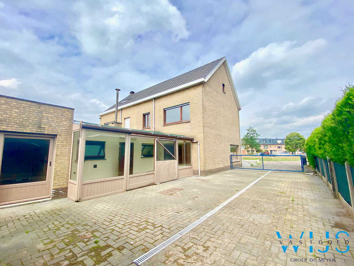 Op te frissen/te renoveren gezinswoning op TOPlocatie te ERTVELDE! 