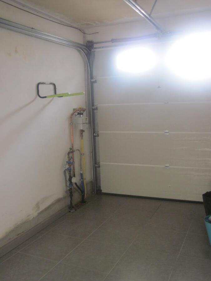 Recent vernieuwde, ruime rijwoning in hartje Gavere. 