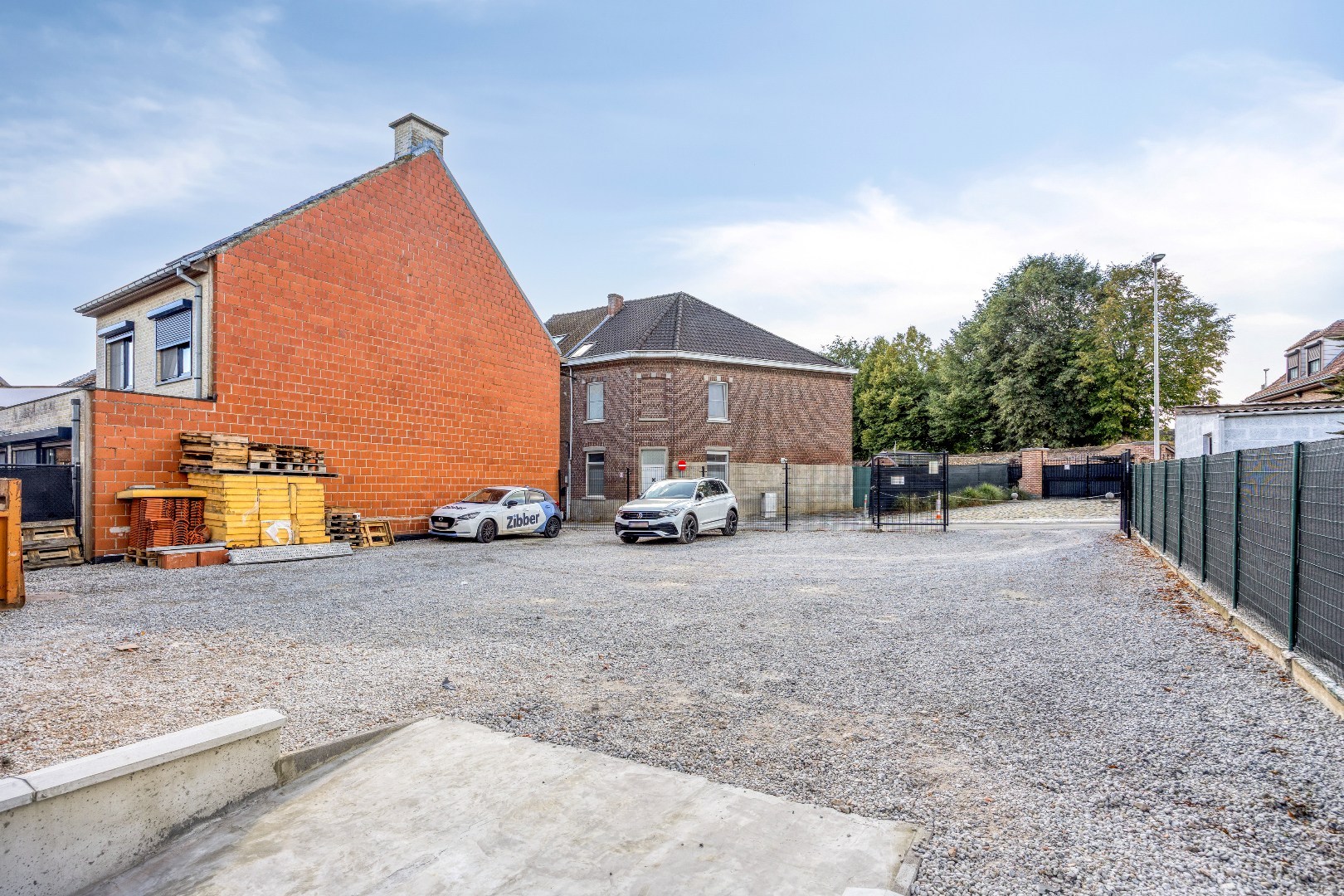Vernieuwde loods en vergunde bouwgrond voor halfopen bebouwing te Lembeek 