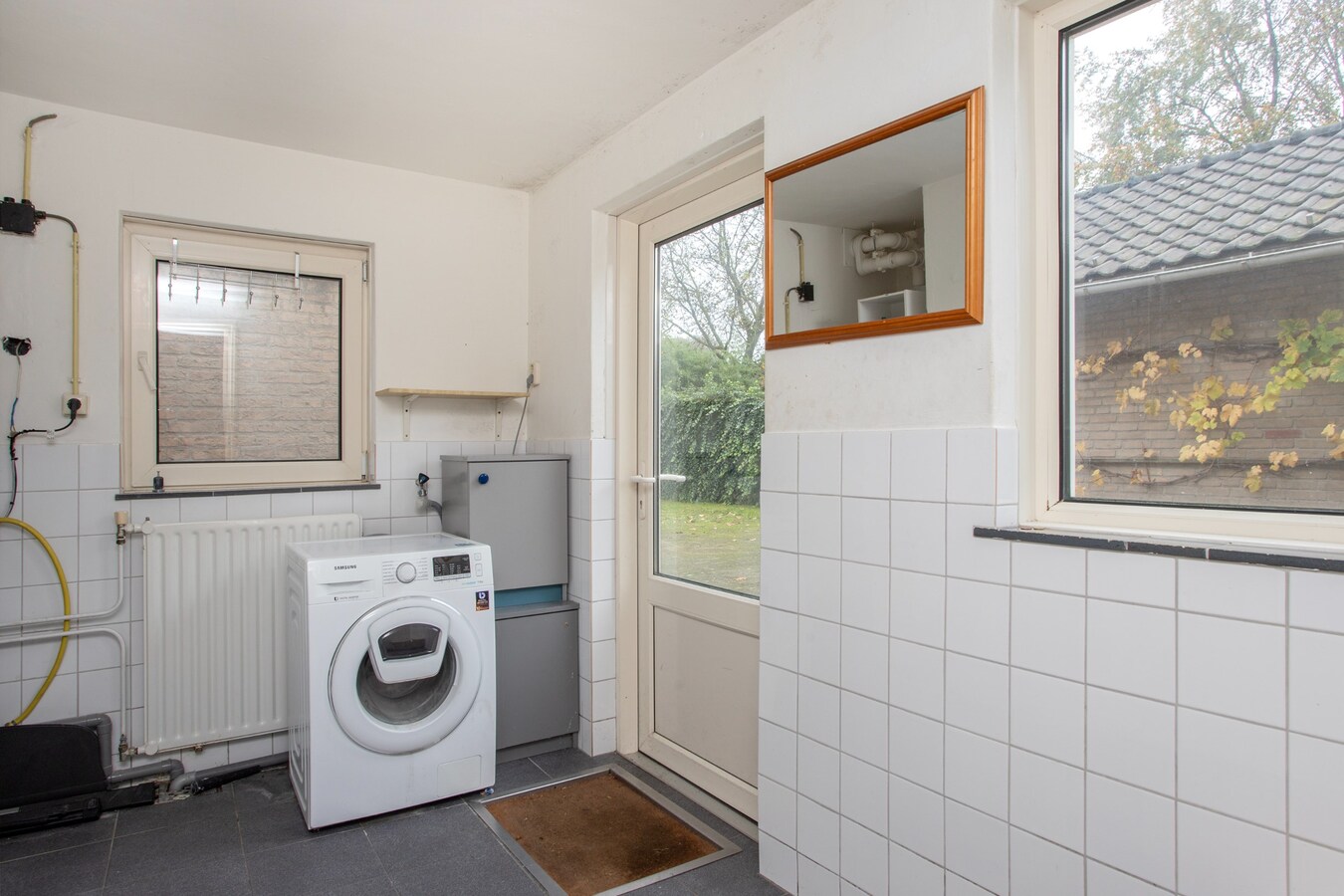 Te renoveren vrijstaande woning met vrijstaand bijgebouw gelegen in het centrum van Netersel. 