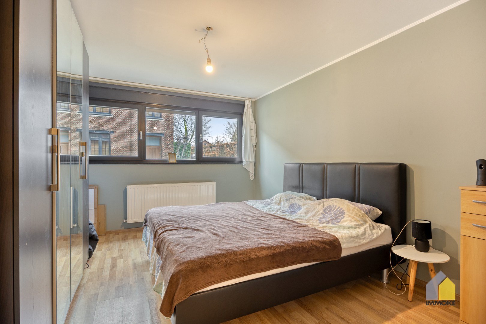 Gelijkvloers appartement (120 m²) met ruime woonkamer, 2 slpks. en terras. 