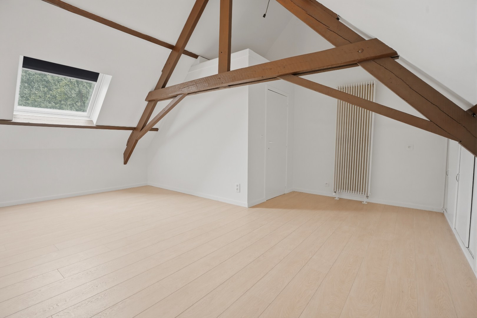 Recent gerenoveerde woning (2026), centraal gelegen aan het marktplein van Merkem! 