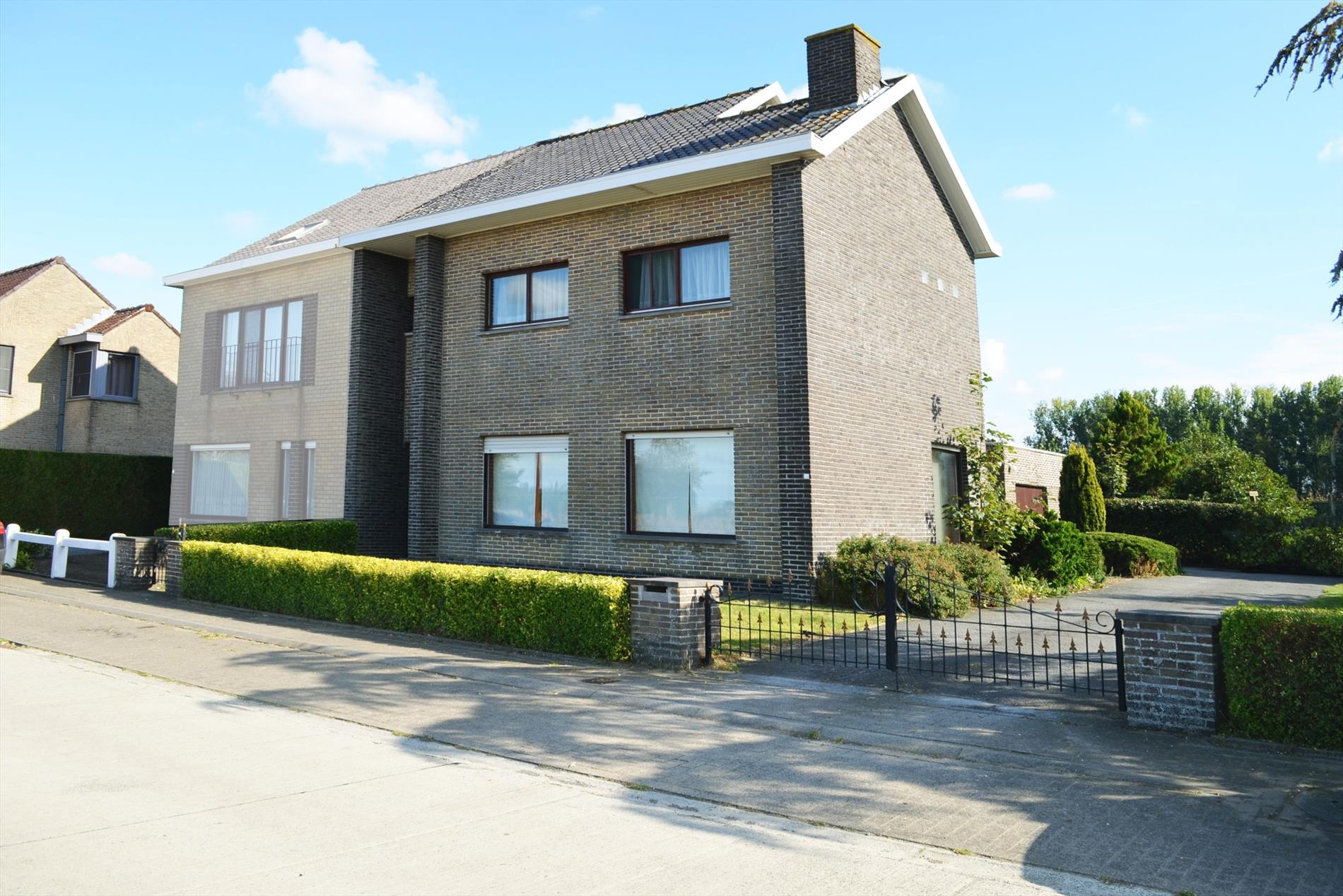 Te renoveren gezinswoning met 3 slpks, garage en tuin rustig gelegen te Bassevelde 