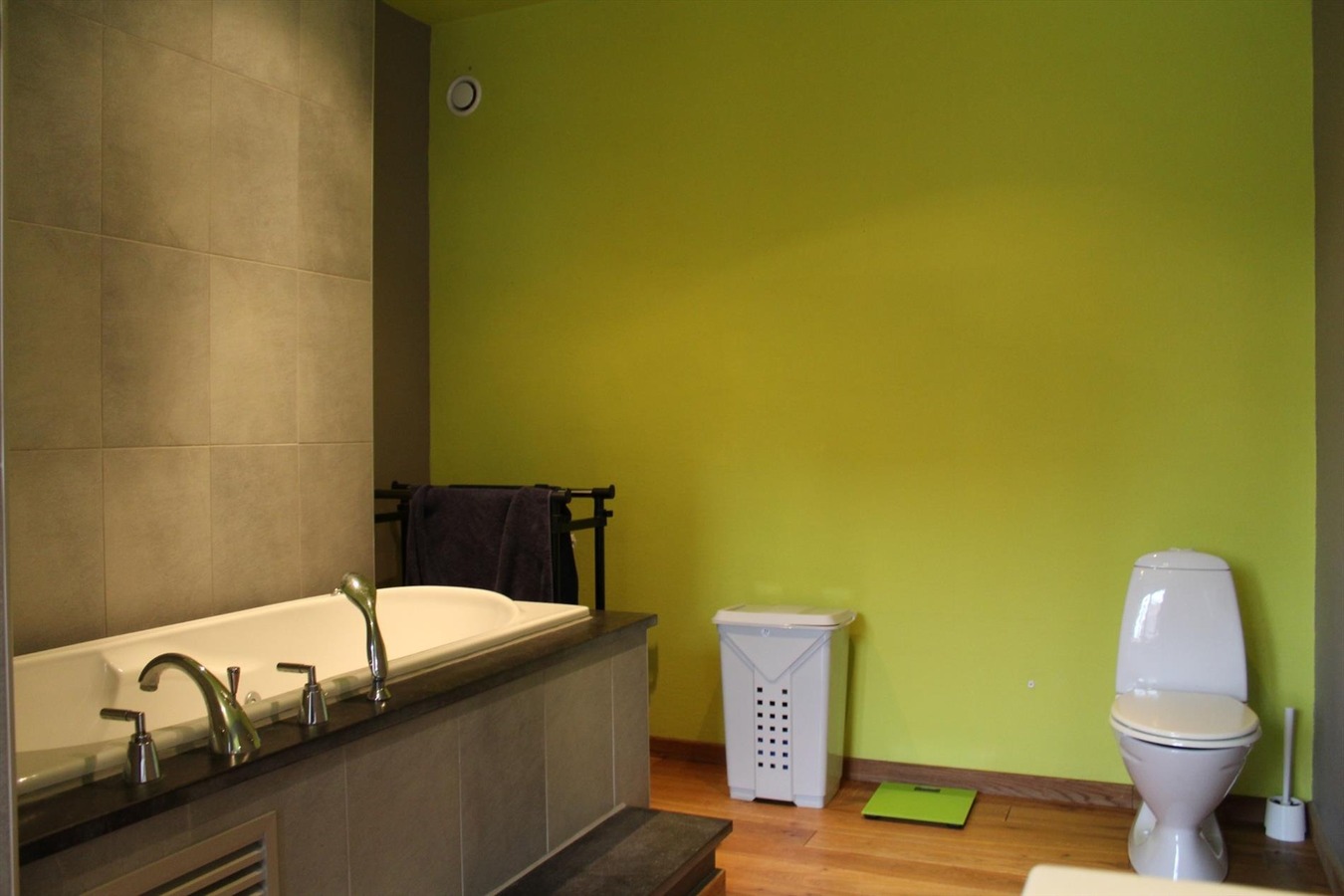 Ruime stadswoning met 2 slaapkamers en garage 