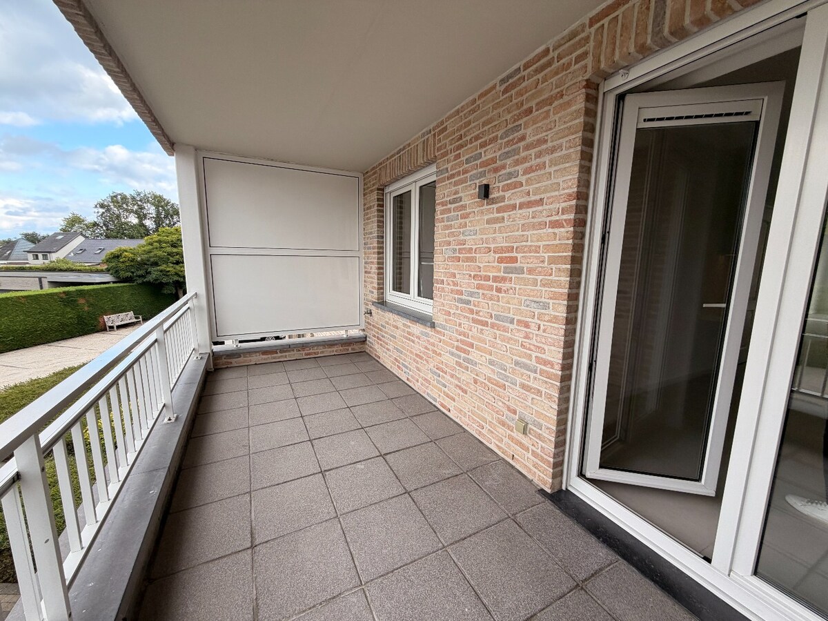 Volledig gerenoveerd en instapklaar appartement van 100 m² met grootte leefruimte en terras — centrum Bonheiden 
