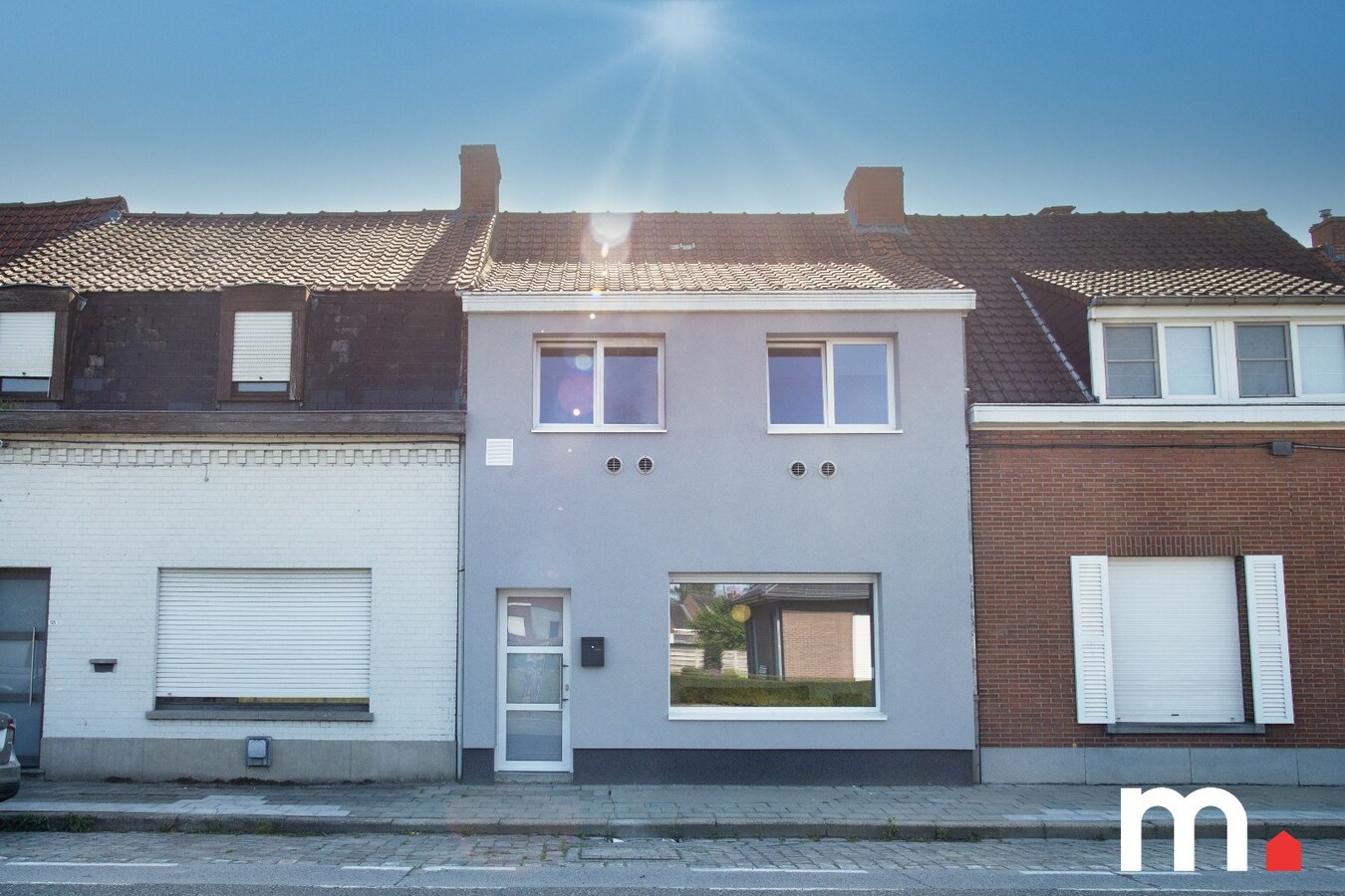 Instapklare woning te Ingelmunster met garage en uitweg achteraan! 