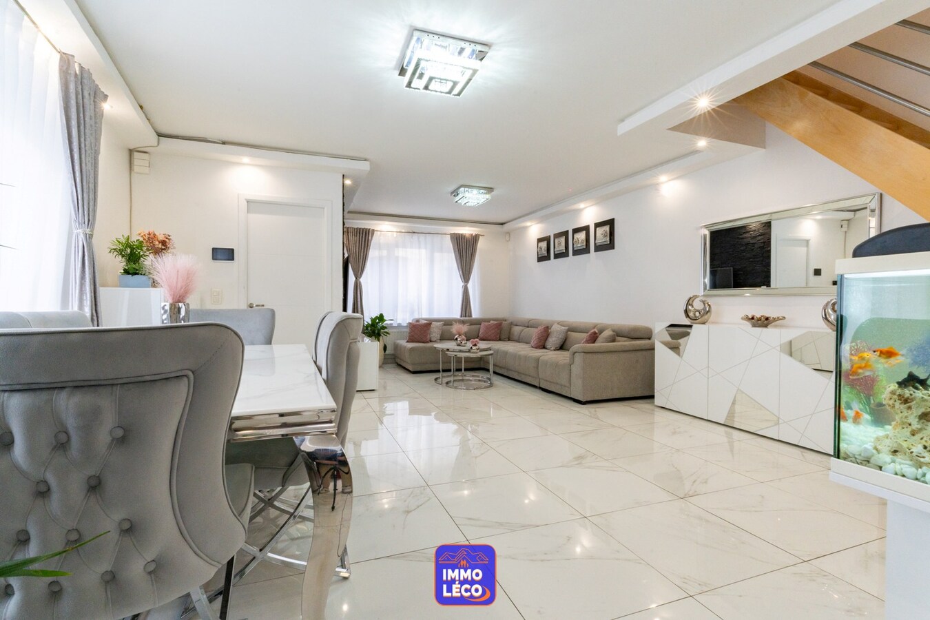 3 façades rénovée avec garage, parking 2voit. et grand entrepôt attenant ! 