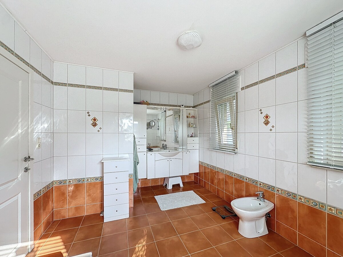 Deze woning is gelegen in Kaulille, een deelgemeente van Bocholt, in een doodlopende straat met een gezellig pleintje. 