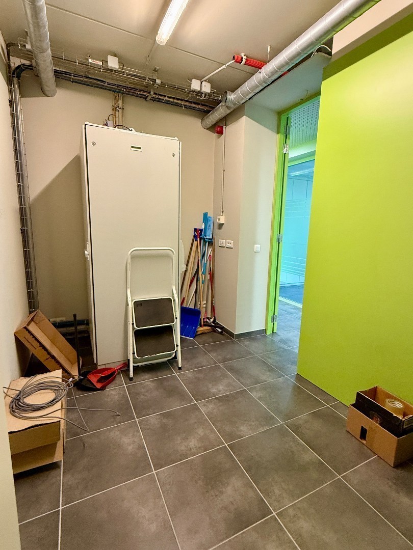 Modern handelpand/kantoor in centrum Oostakker (Gent) 