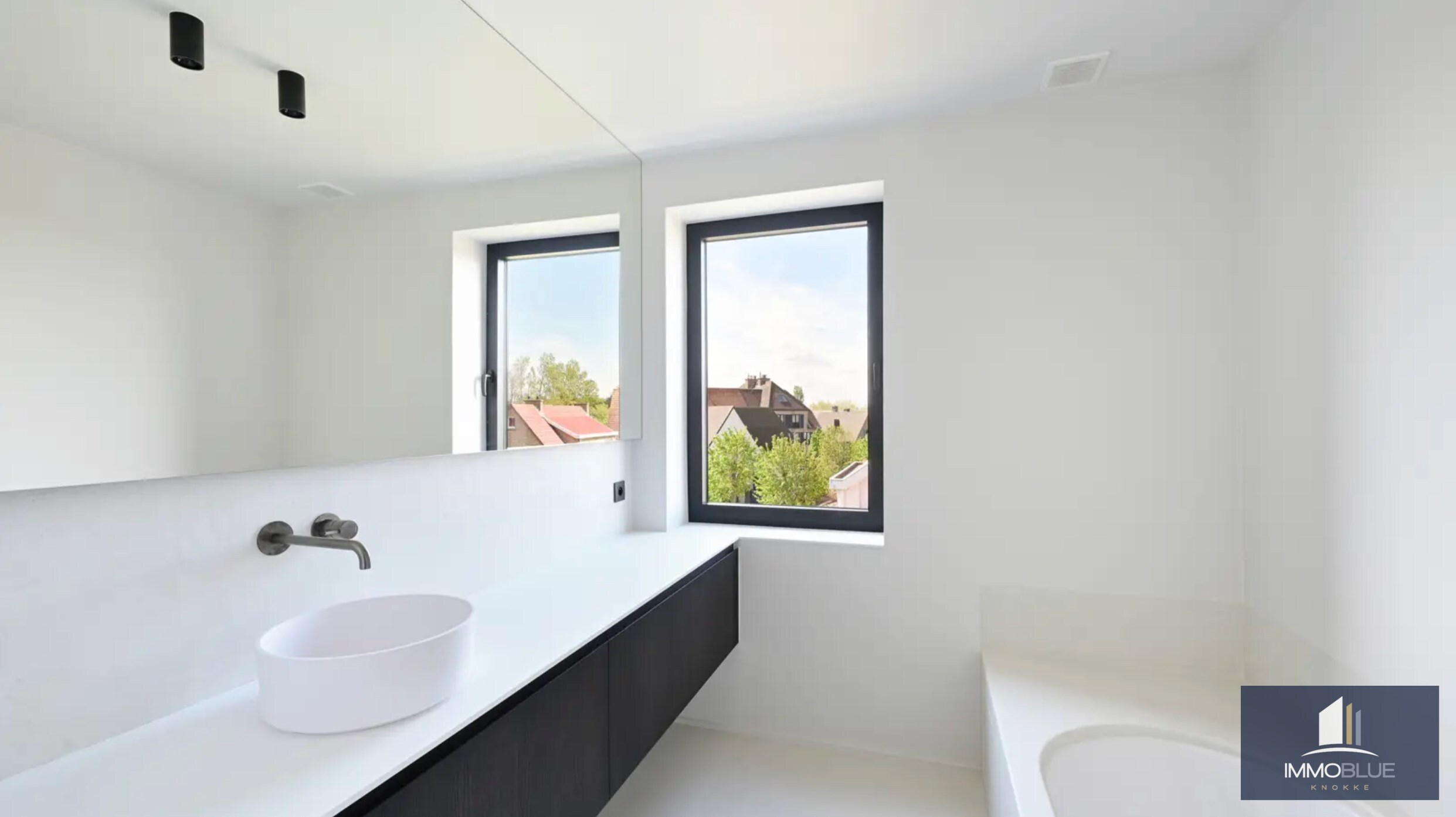 Nouvelle construction villa jumelée proche du centre de Knokke et à distance de marche de la plage. 