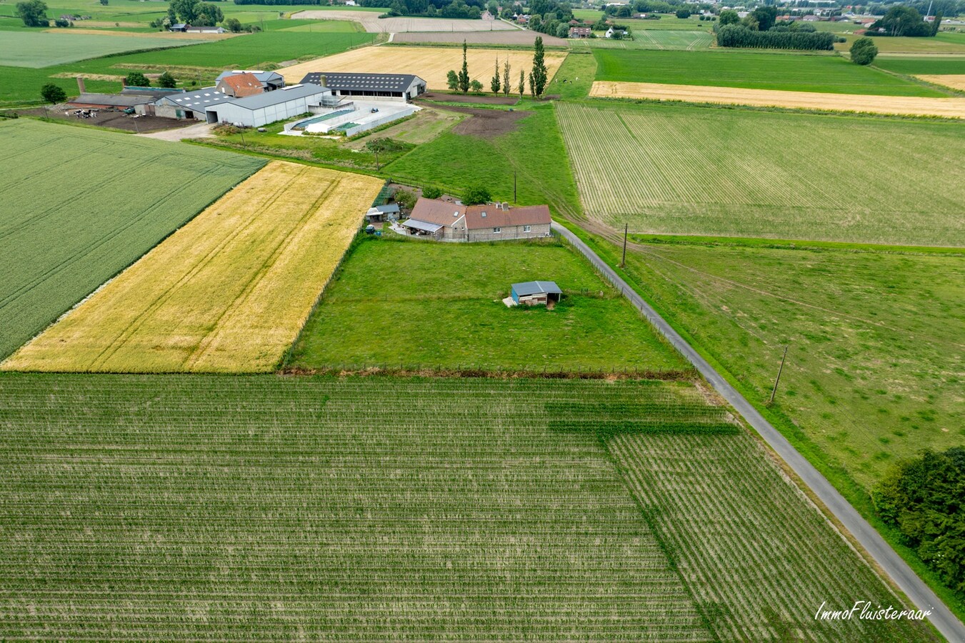 Hoogwaardige ruwbouwvilla met bijgebouw en weide 
