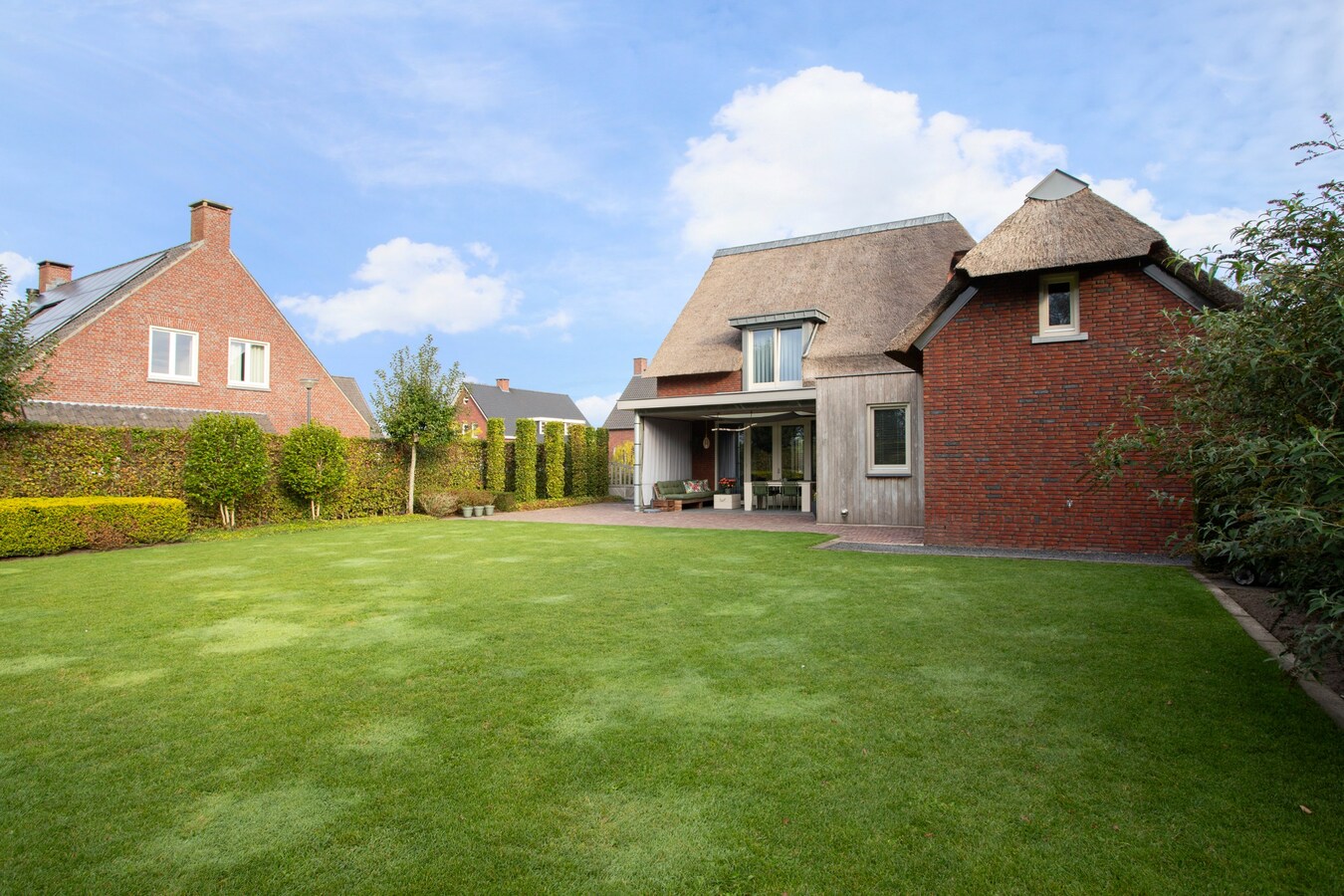 Unieke, onder architectuur gebouwde villawoning met luxe afwerking en prachtig uitzicht op het buitengebied. 
