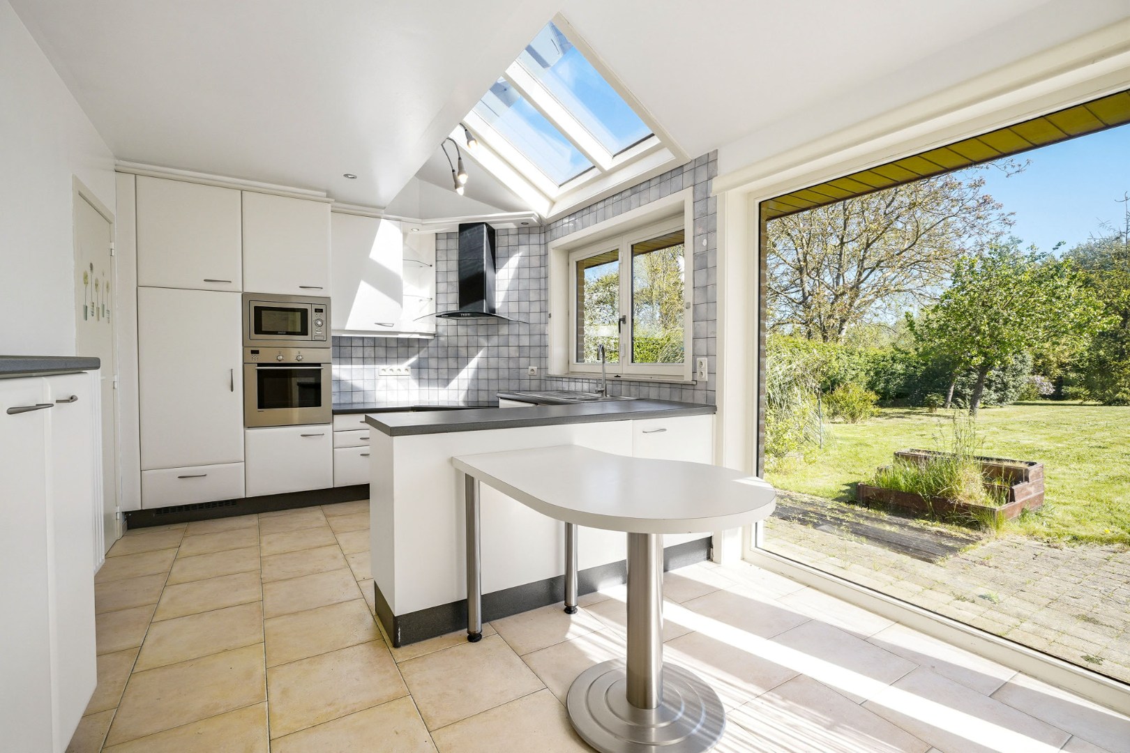 Ruime villa met 5 slaapkamers op 1082 m² te Oostduinkerke, gelegen vlakbij het natuurreservaat Hannecartbos. 