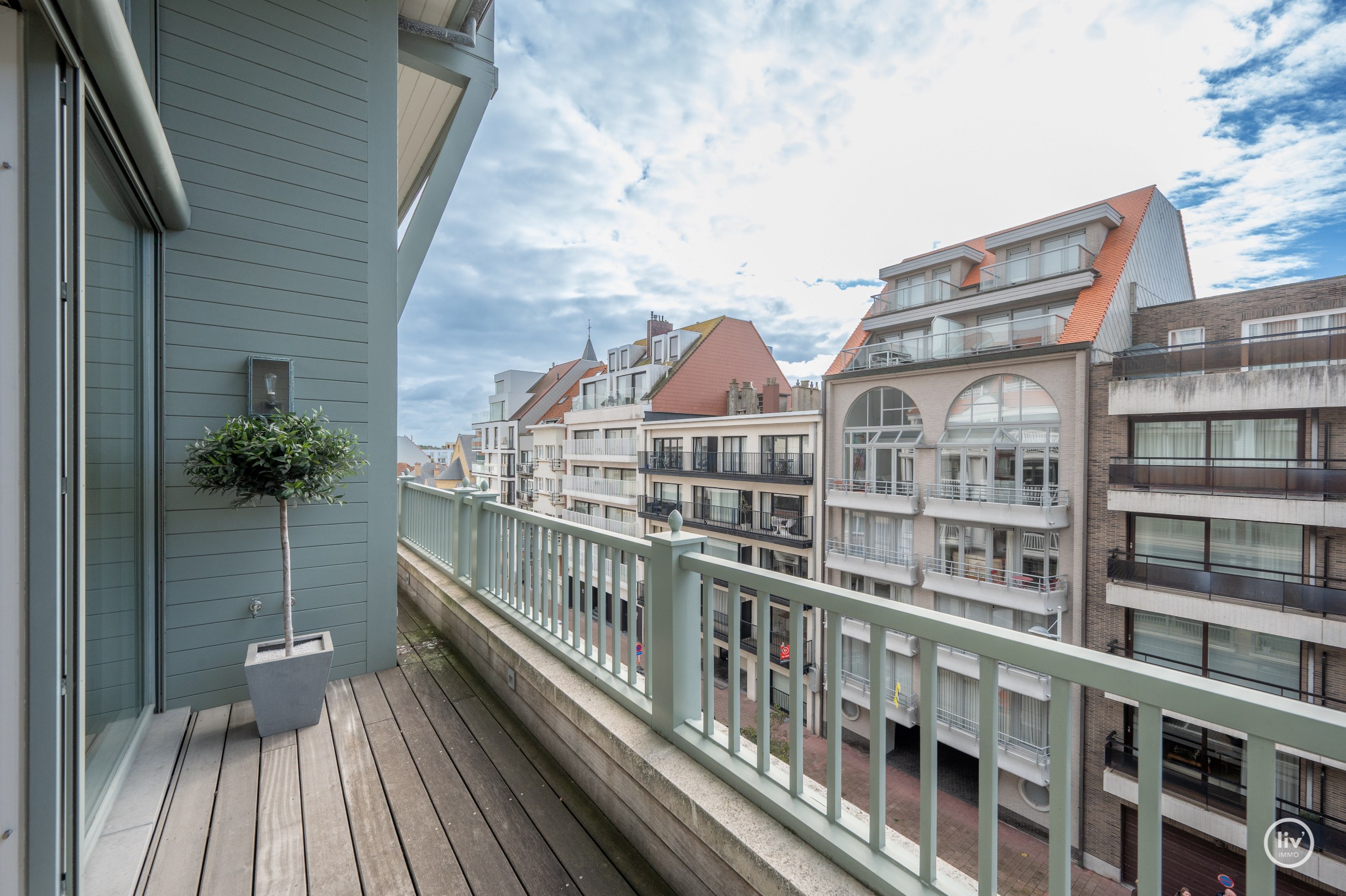 Récente mezzanine de 292 m2 située au centre avec de grandes terrasses, située dans la Vanbunnenlaan à Knokke. 