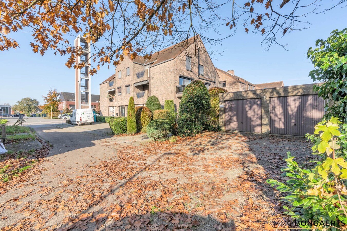 Ruim appartement met terras, garage en 2 slaapkamers. 