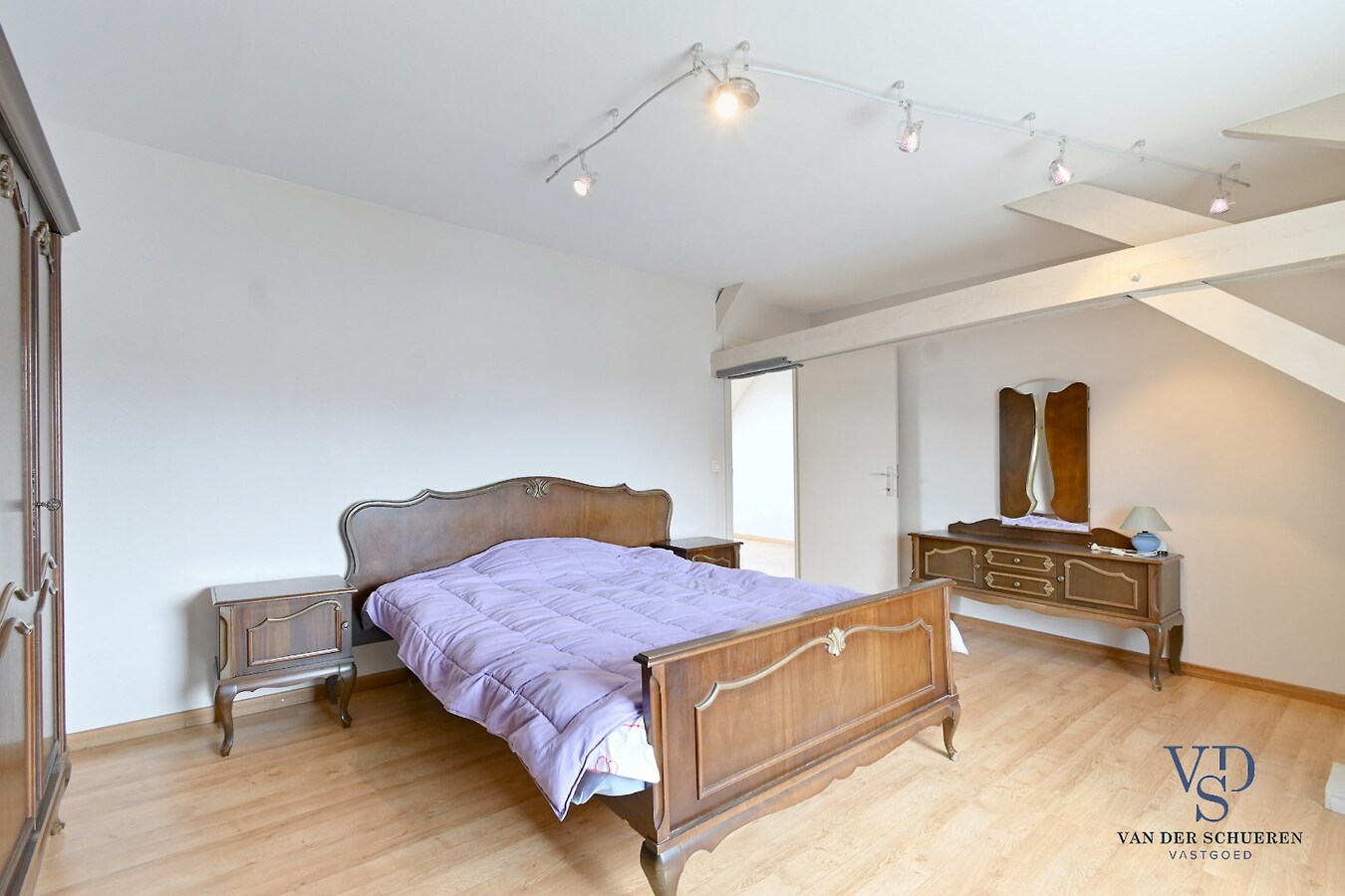 Commercieel gelijkvloers met ruime duplex en tuin. 