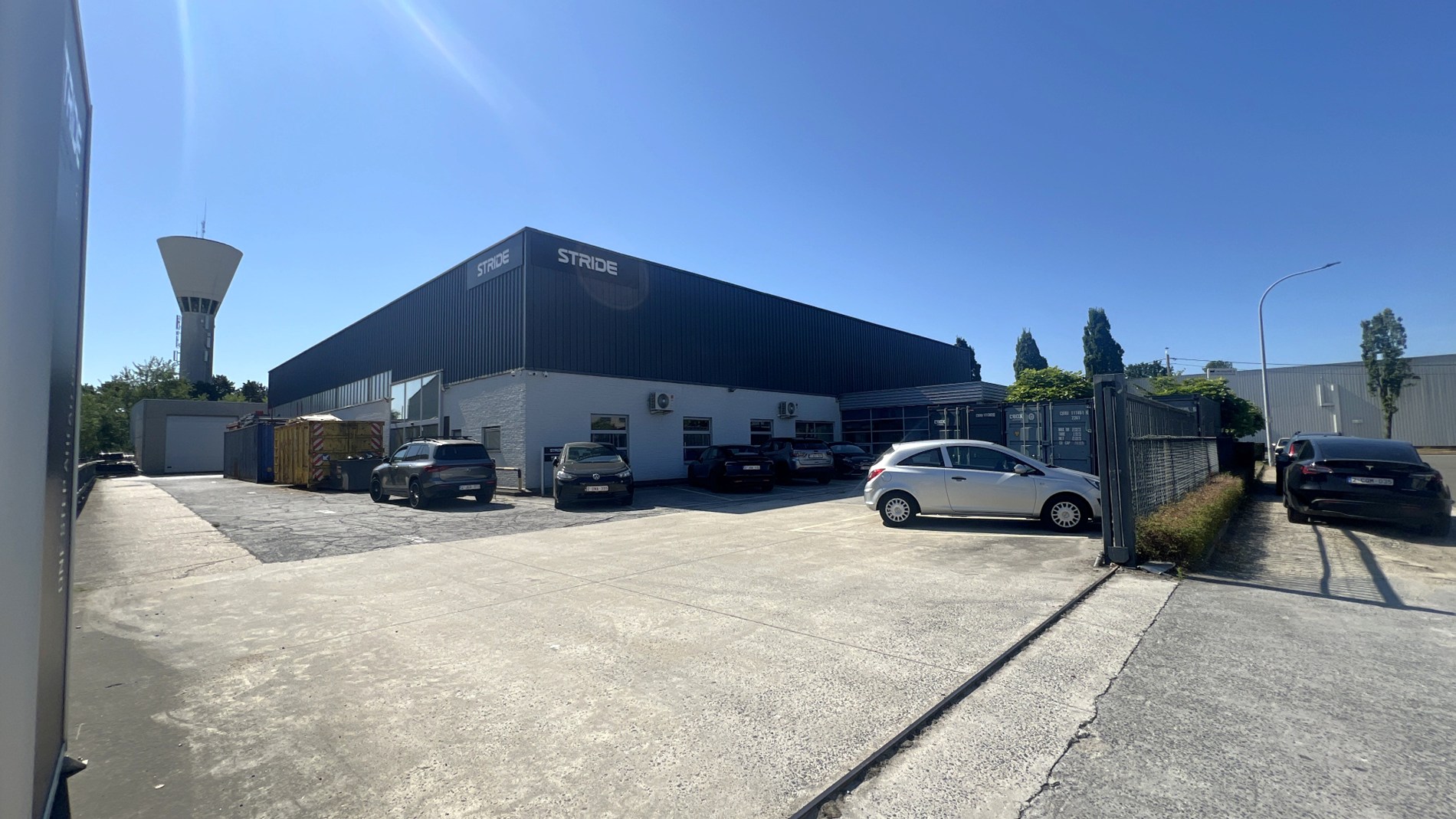 Bedrijfspand met buitenopslag te huur in het industriepark van Zwijnaarde