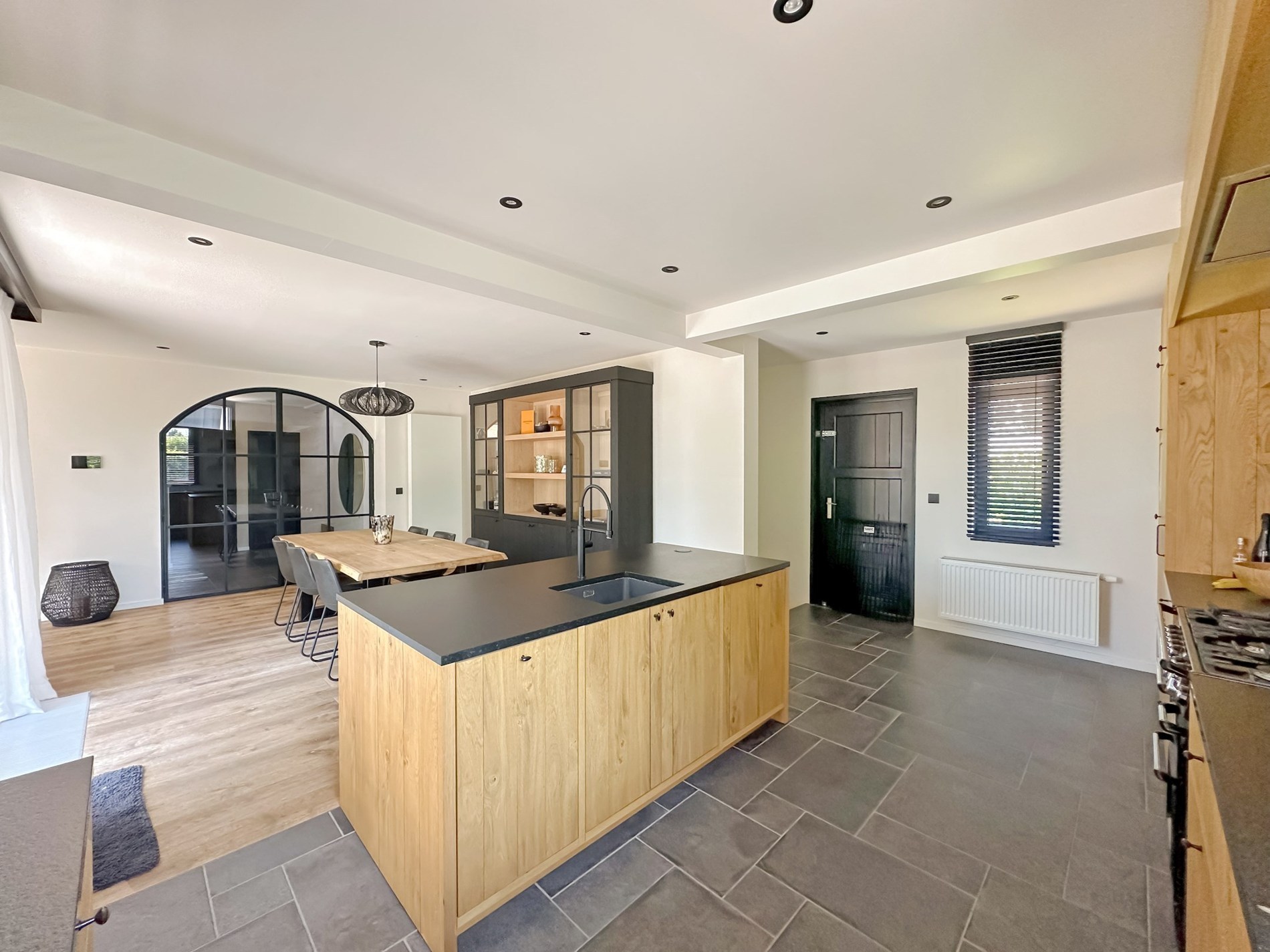 OPENDEURDAG Zaterdag 21/02 - 11u-13u (Hazelaarsdreef 7): Gezellig gerenoveerde alleenstaande villa met 3 slaapkamers en een prachtige tuin centraal gelegen in een doodlopende villawijk in Knokke. 